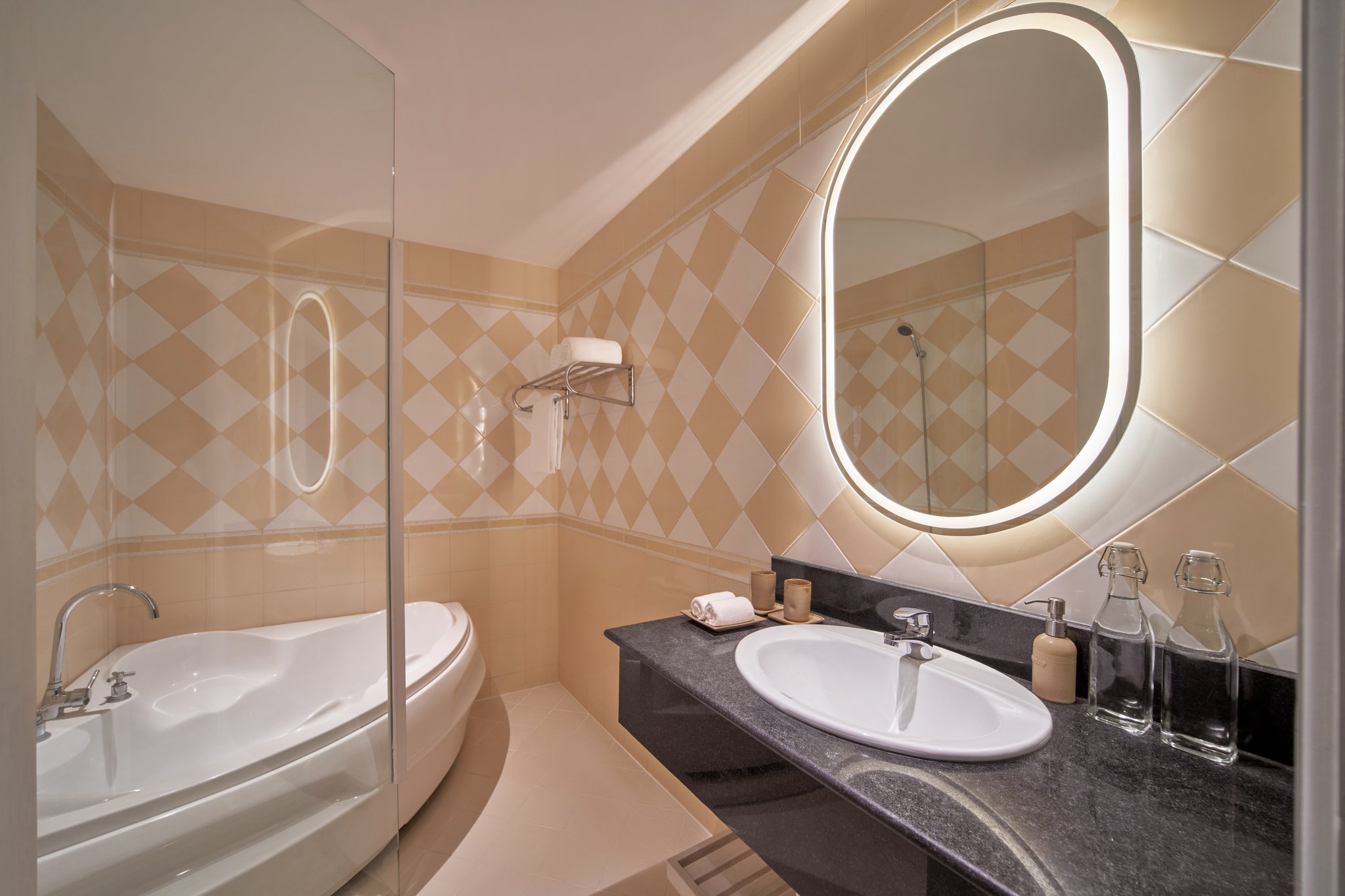 Flamboyant_Double-Twin_Bathroom_S