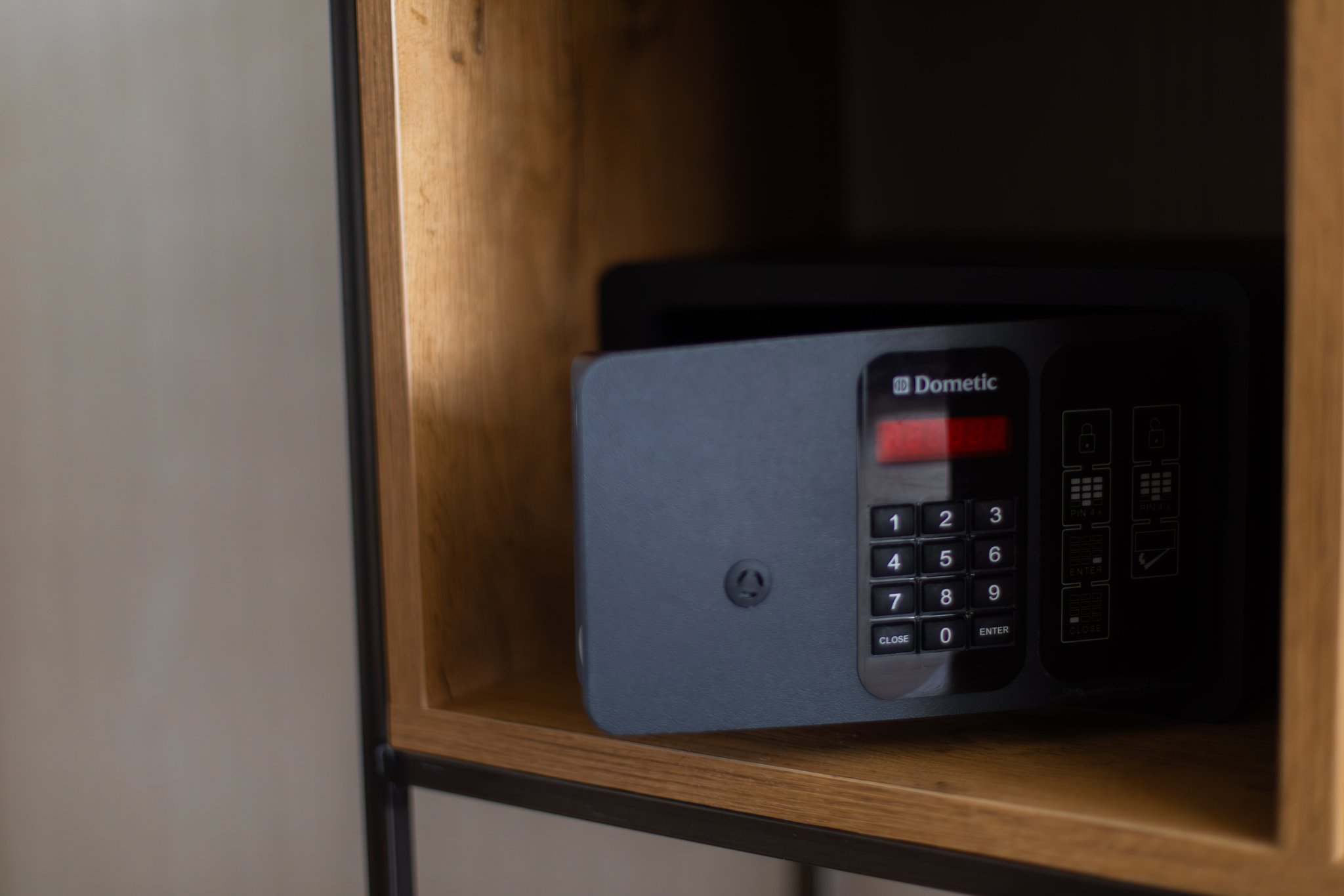 In_Room_Amenities_Locker_S