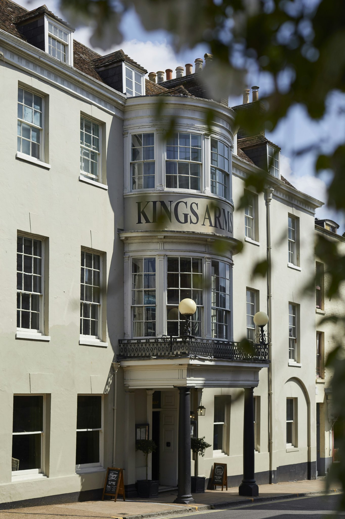 znLOkuHD0yub3kq1CCZA_TheKingsArmsPortrait_S