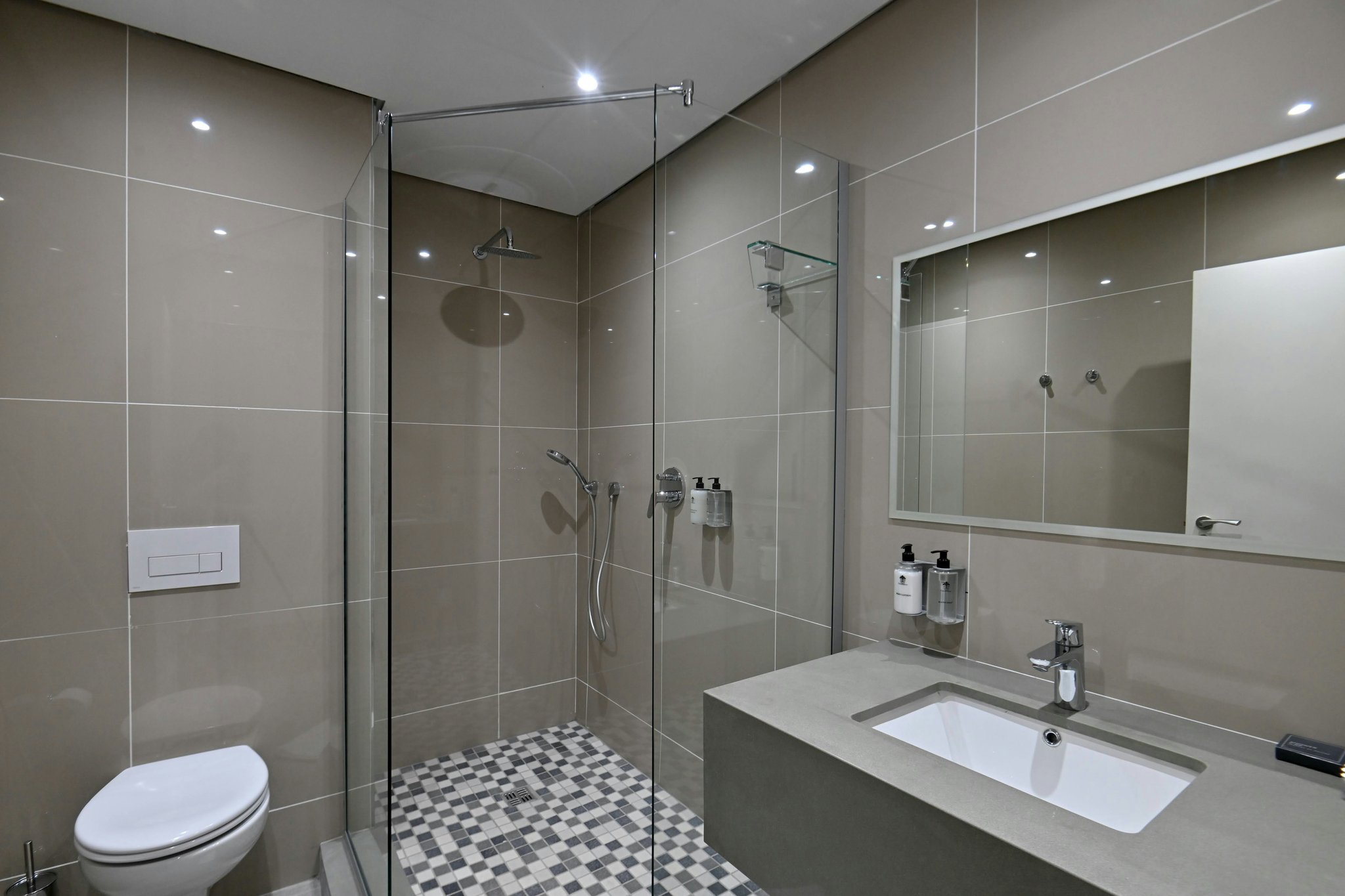 Rd7BRILfKUWdKH60Xy5myg_King_or_Twin_Bathroom_S