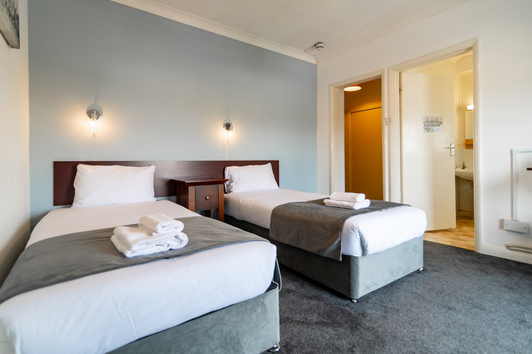 Twin_room_city_view_3_S