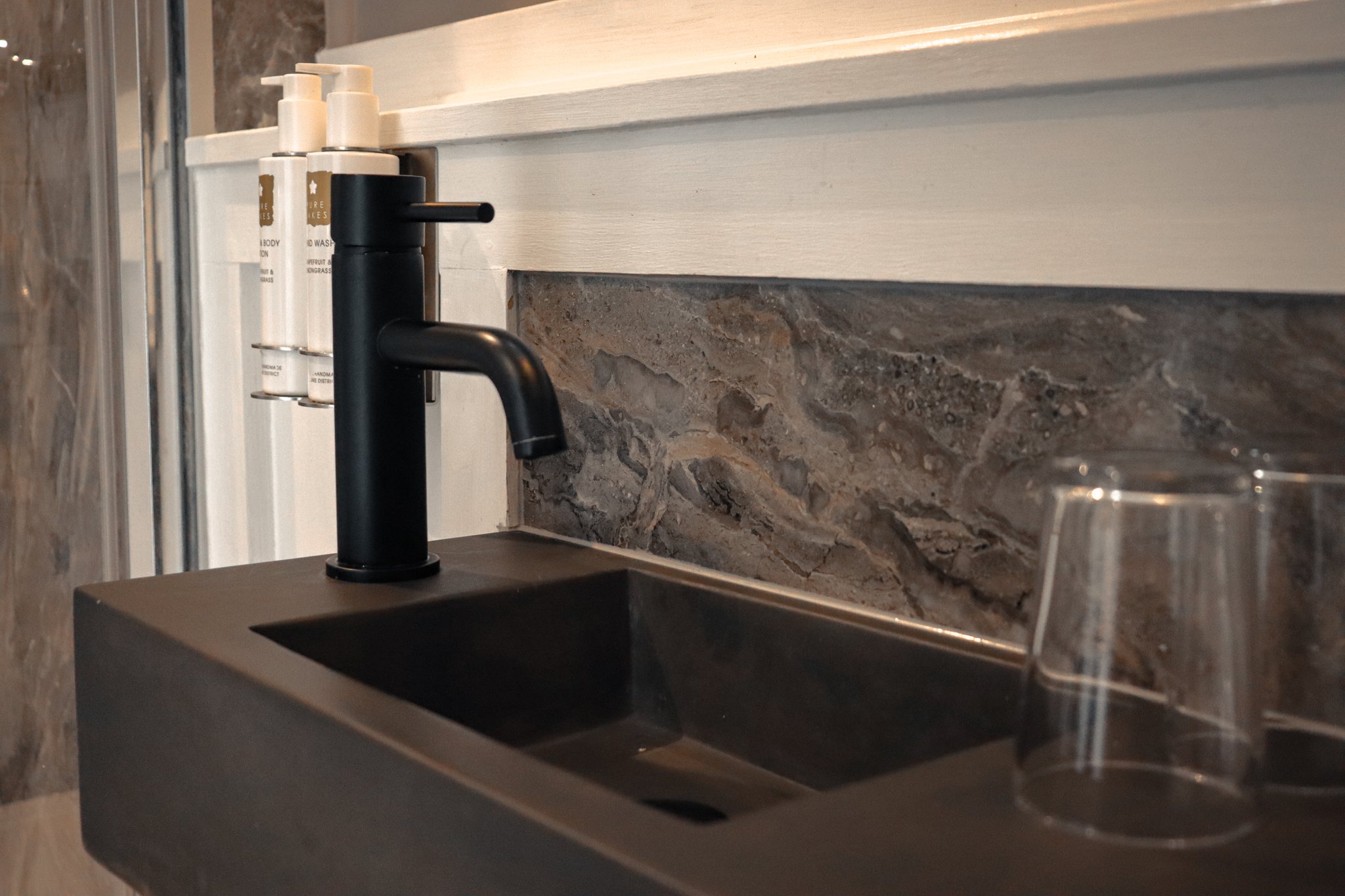 AIYrv6s2Y0qgME6iLLmyqg_Room_4_Pet_Friendly_Family_Room-20_S