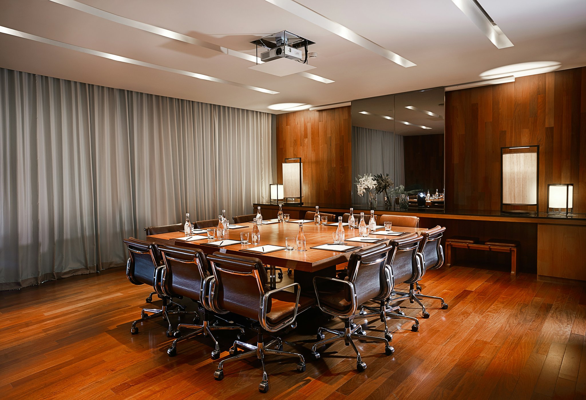 Hg7UQjOgnUKSqFxGQwVVA_Hansar_MeetingRoom_PiromRoom_01_S