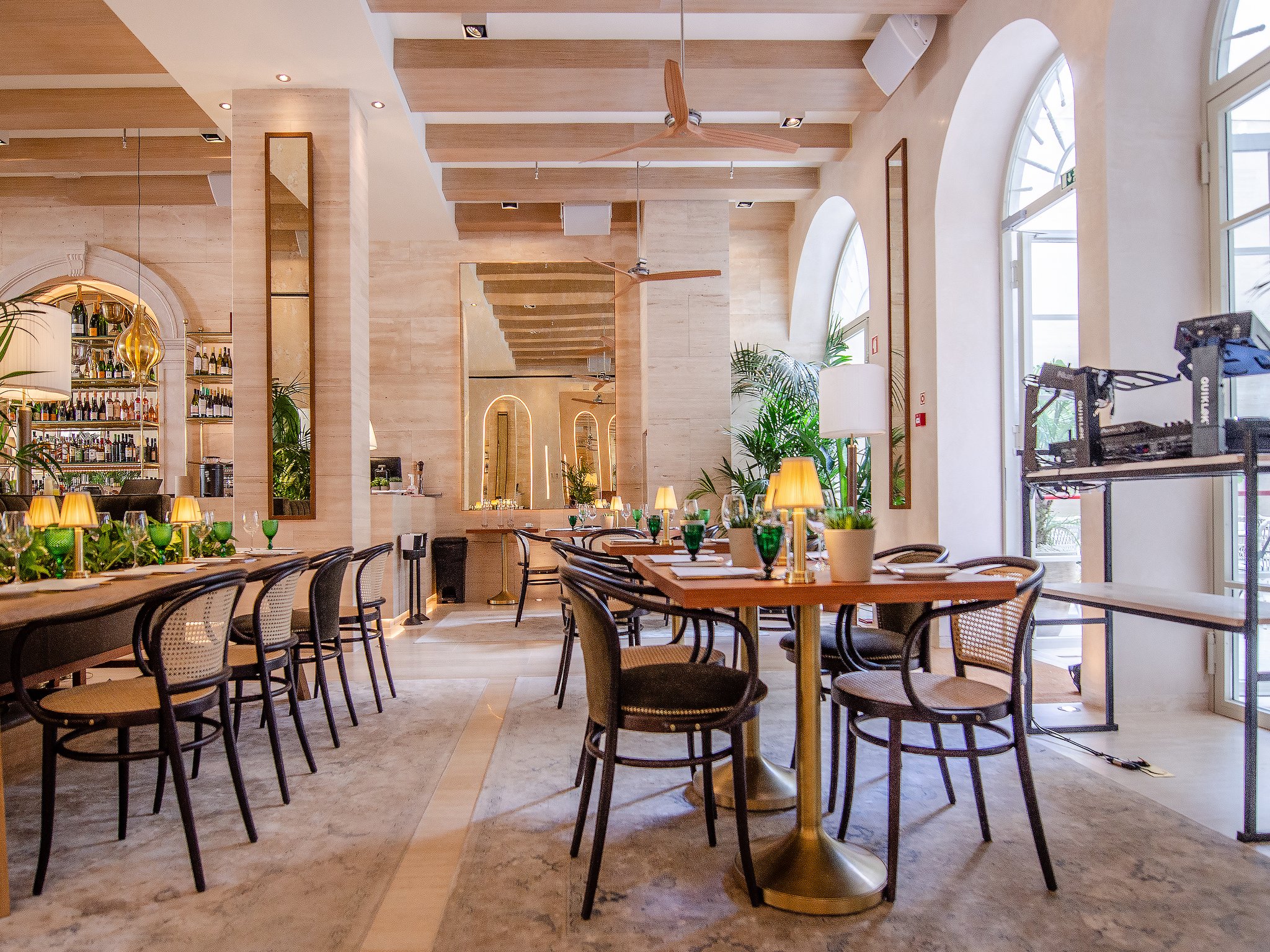 Avenida_Restaurant_and_Bar8_S