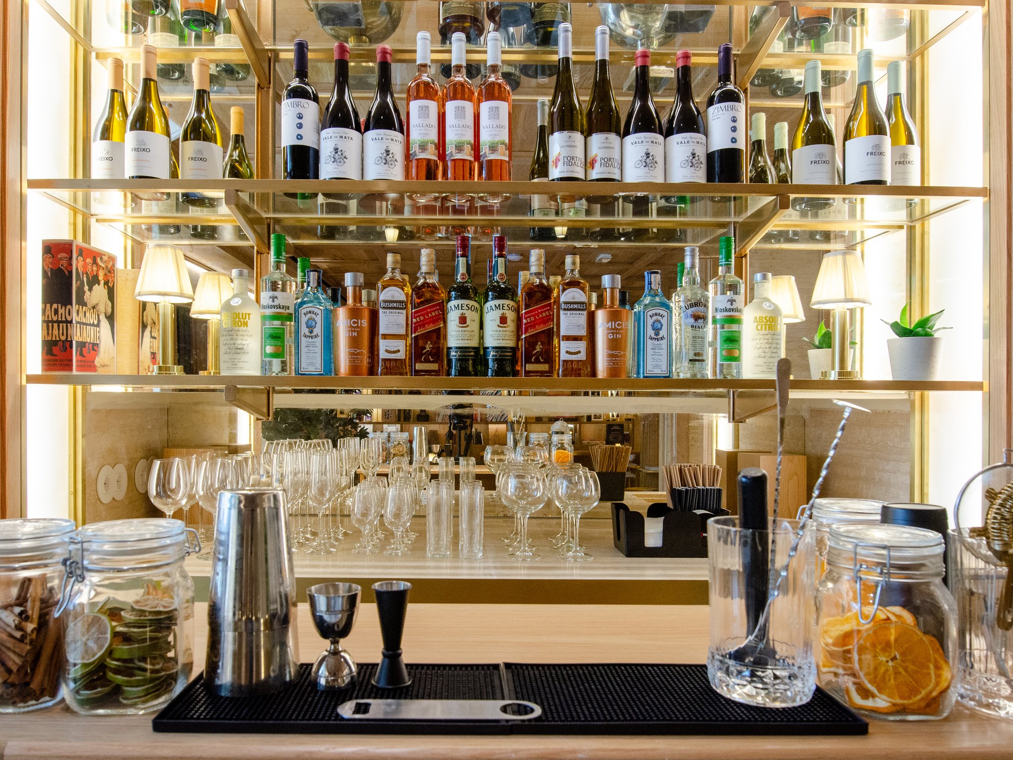 Library_and_Honesty_Bar44_S