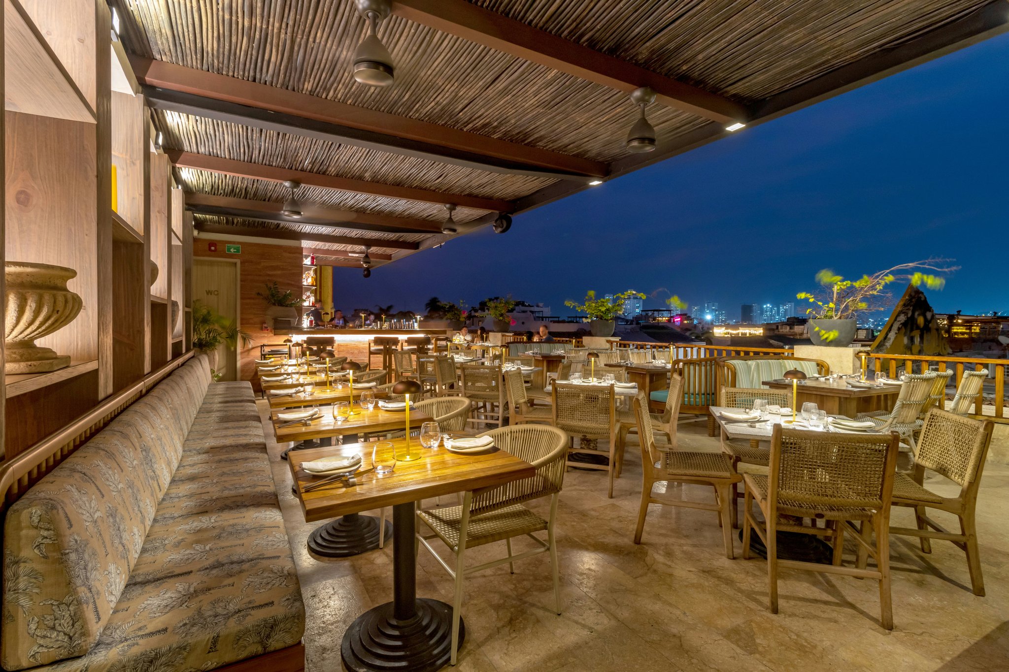 0guUeM4jLE6DY6X6R6LXyQ_Restaurant_(3)_S