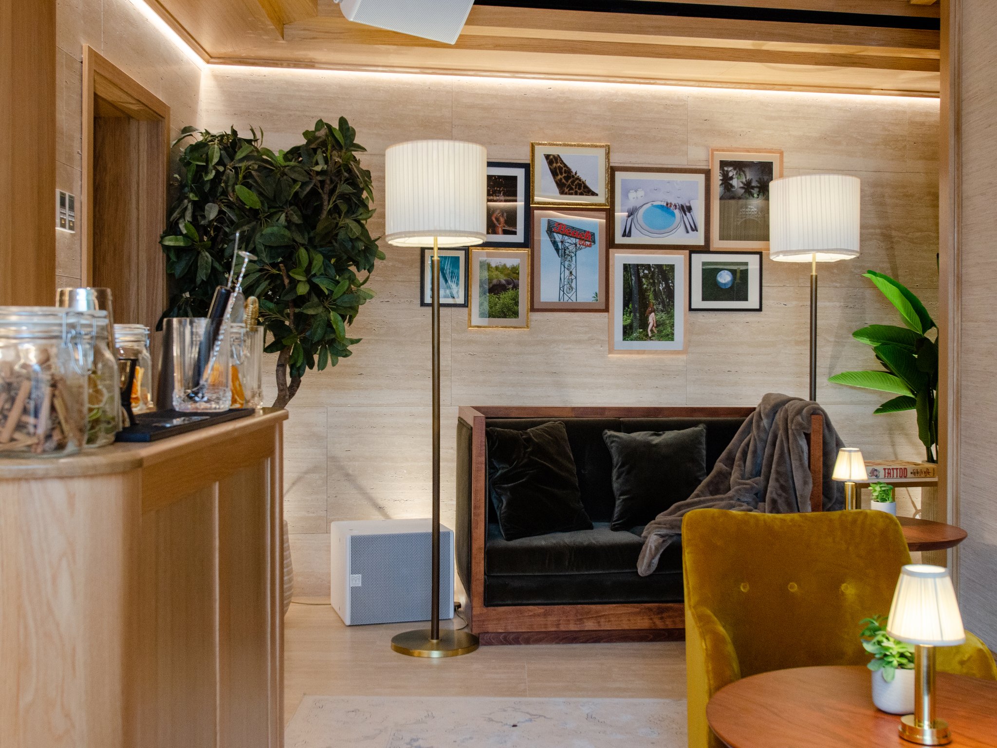 Library_and_Honesty_Bar40_S