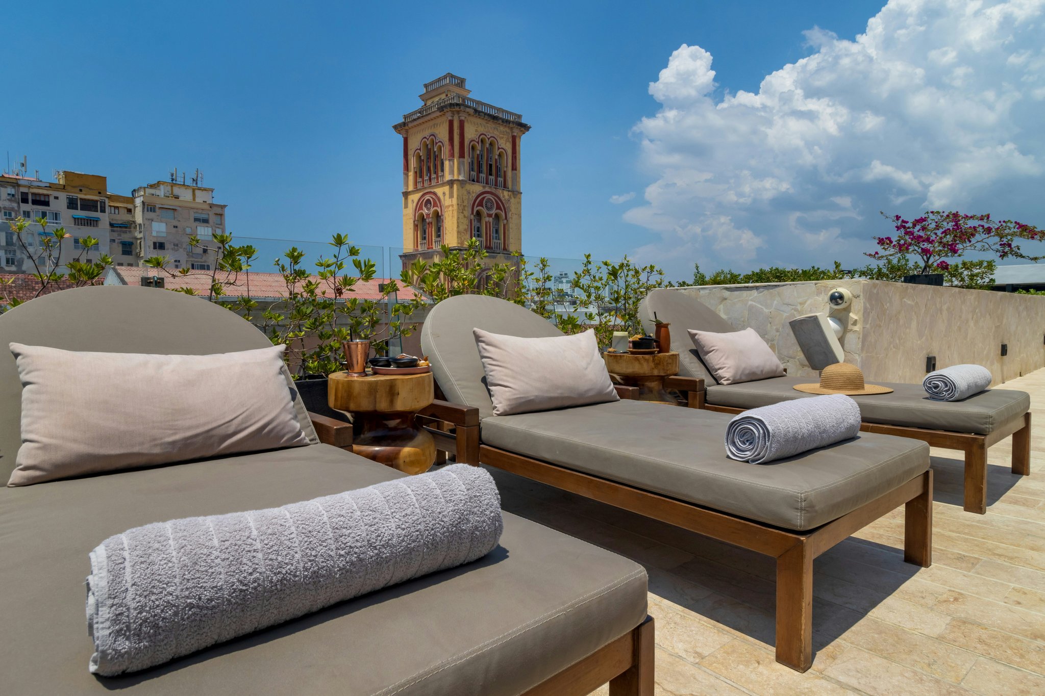 O3iS8SLCZUizakFDYycaJQ_Outdoor_Seating_(1)_S