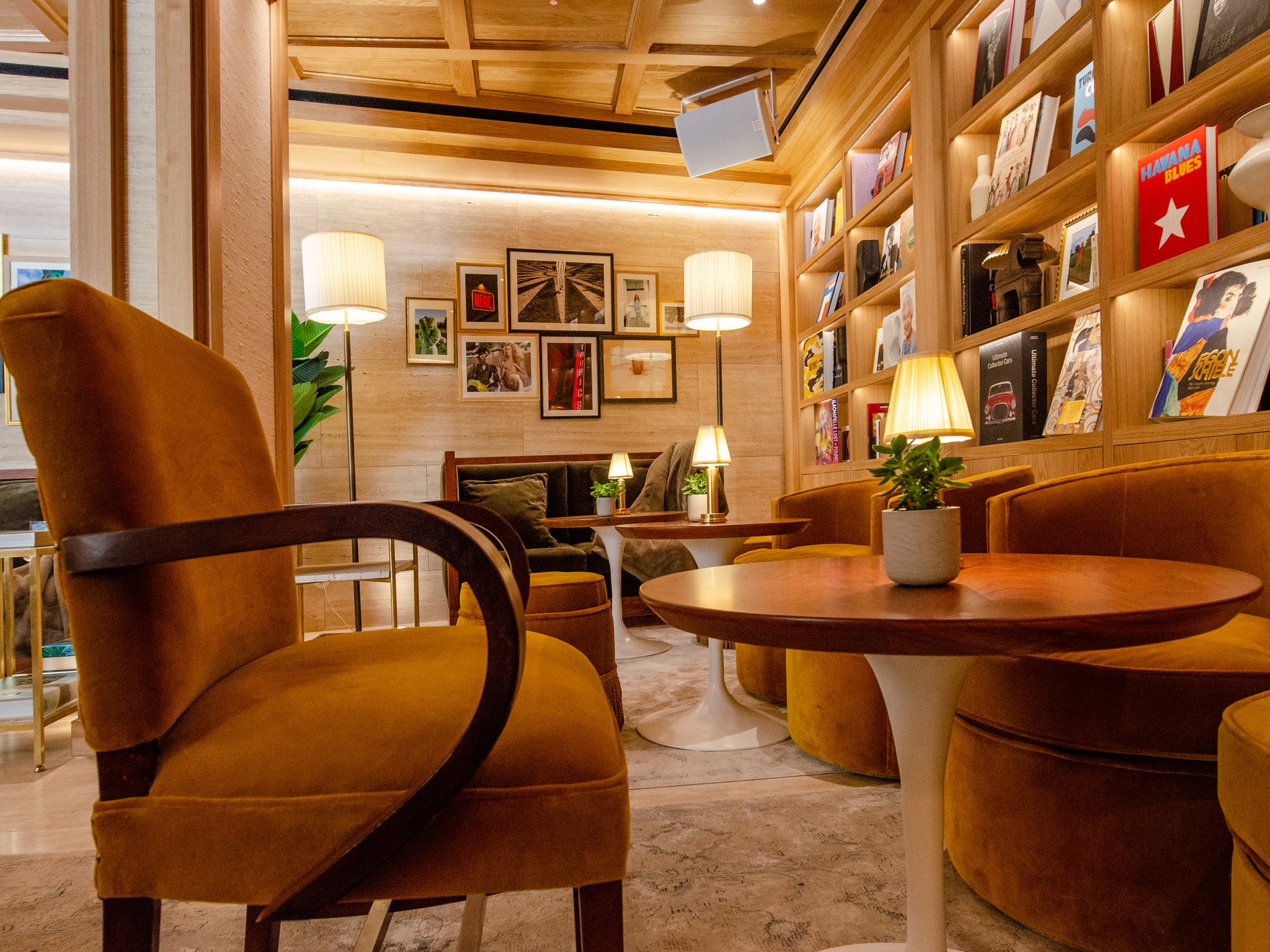 Library_and_Honesty_Bar21_S