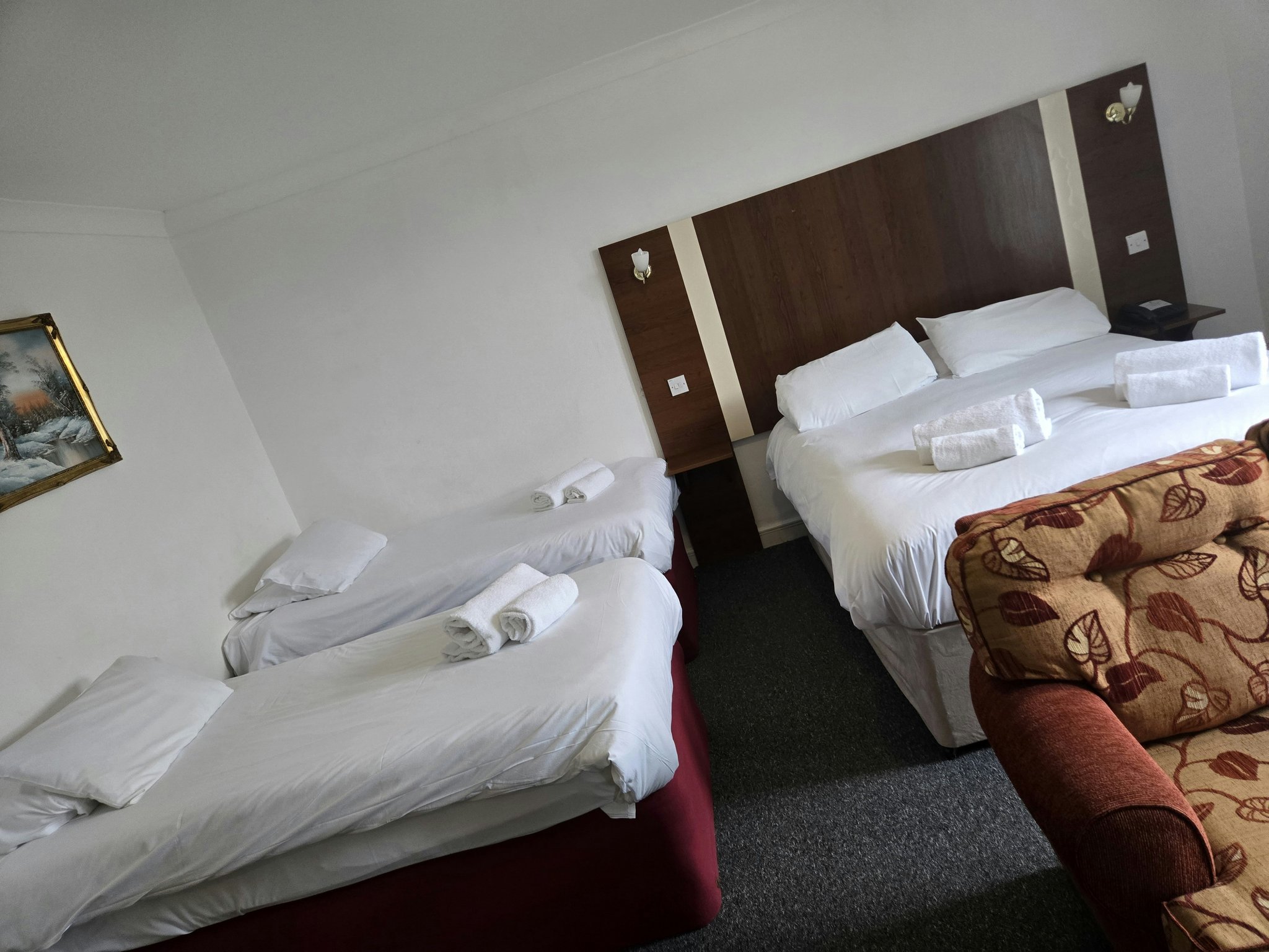 vlfUG6r00GV7L45wG0KA_Family_Room_1_S