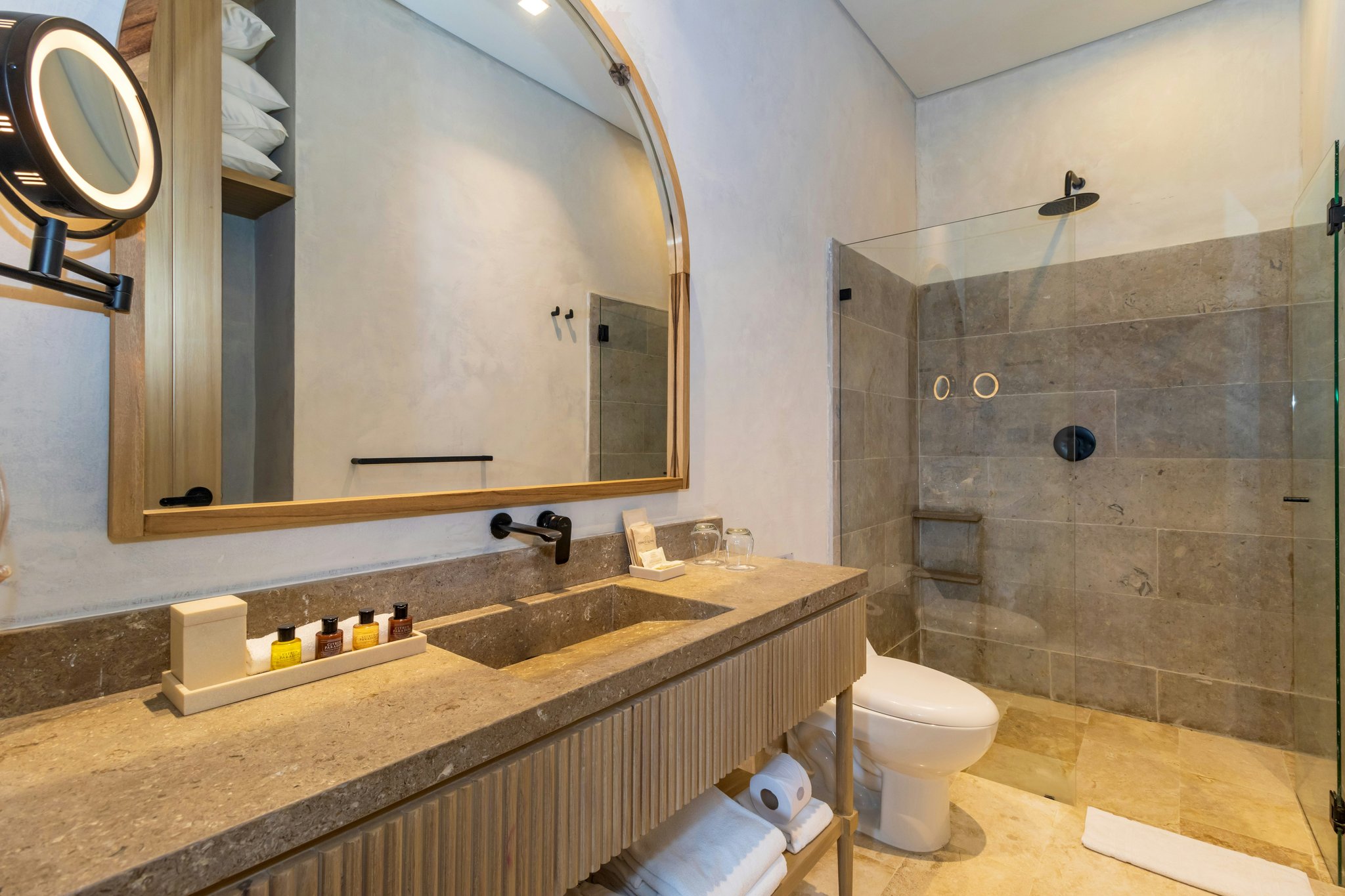 6oQoMYYeE0iXAbVJVIUftg_Deluxe_Junior_Suite_-_1_King_Bed_-_S