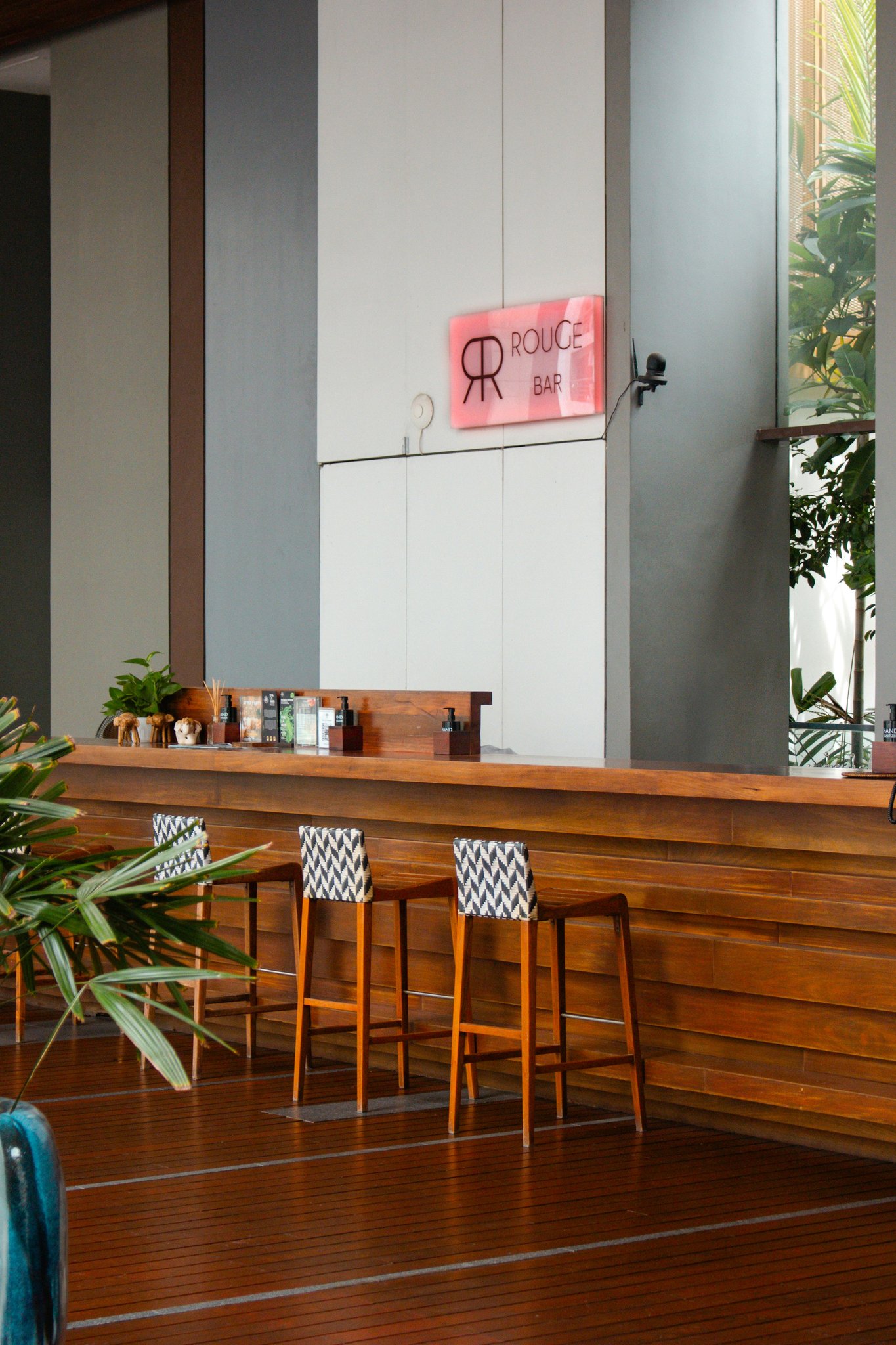 wJm6bpdoI0KxXNk7ApLPg_Hansar_RougeBar_01_S