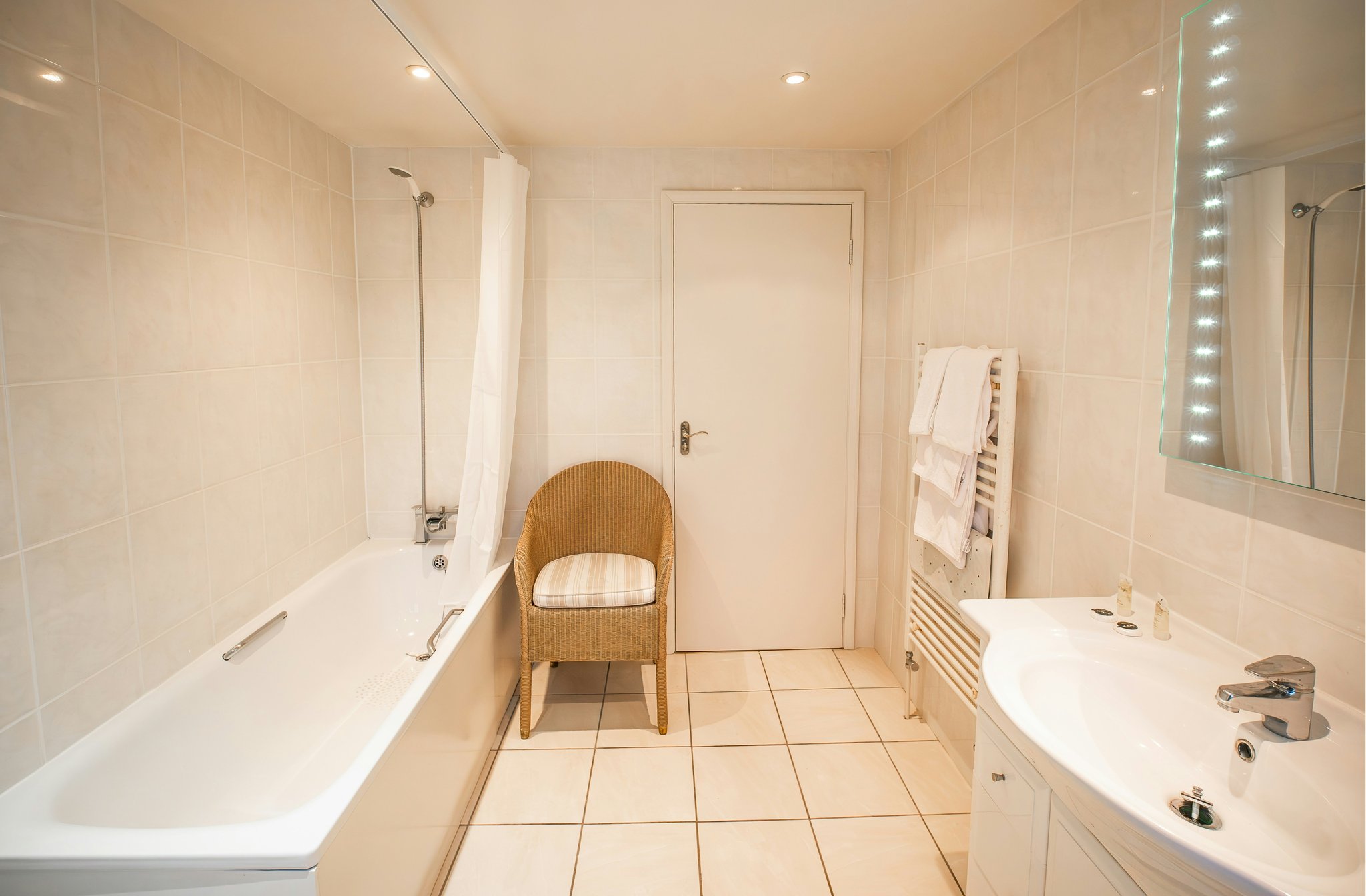 7wvLTr9Ud0GrBGAjmRtzWg_Bathroom_(1)_S