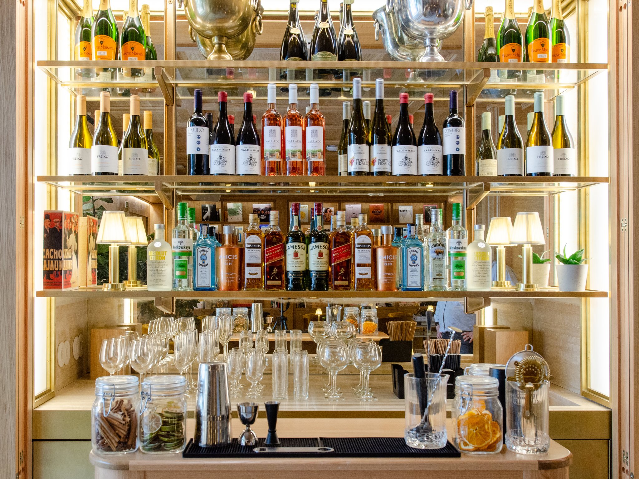 Library_and_Honesty_Bar43_S