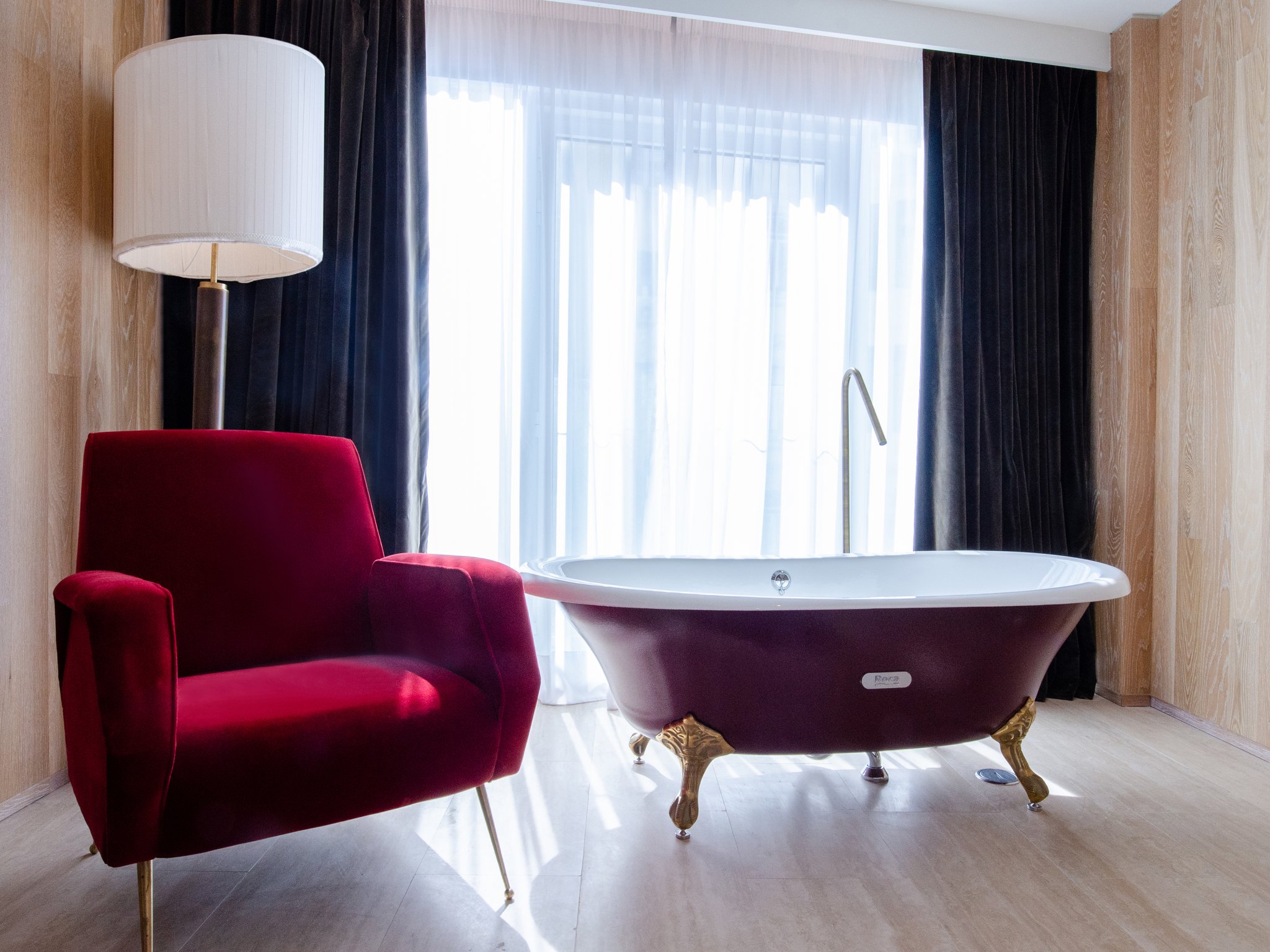 Contemporary_Junior_Suite_Room18_S