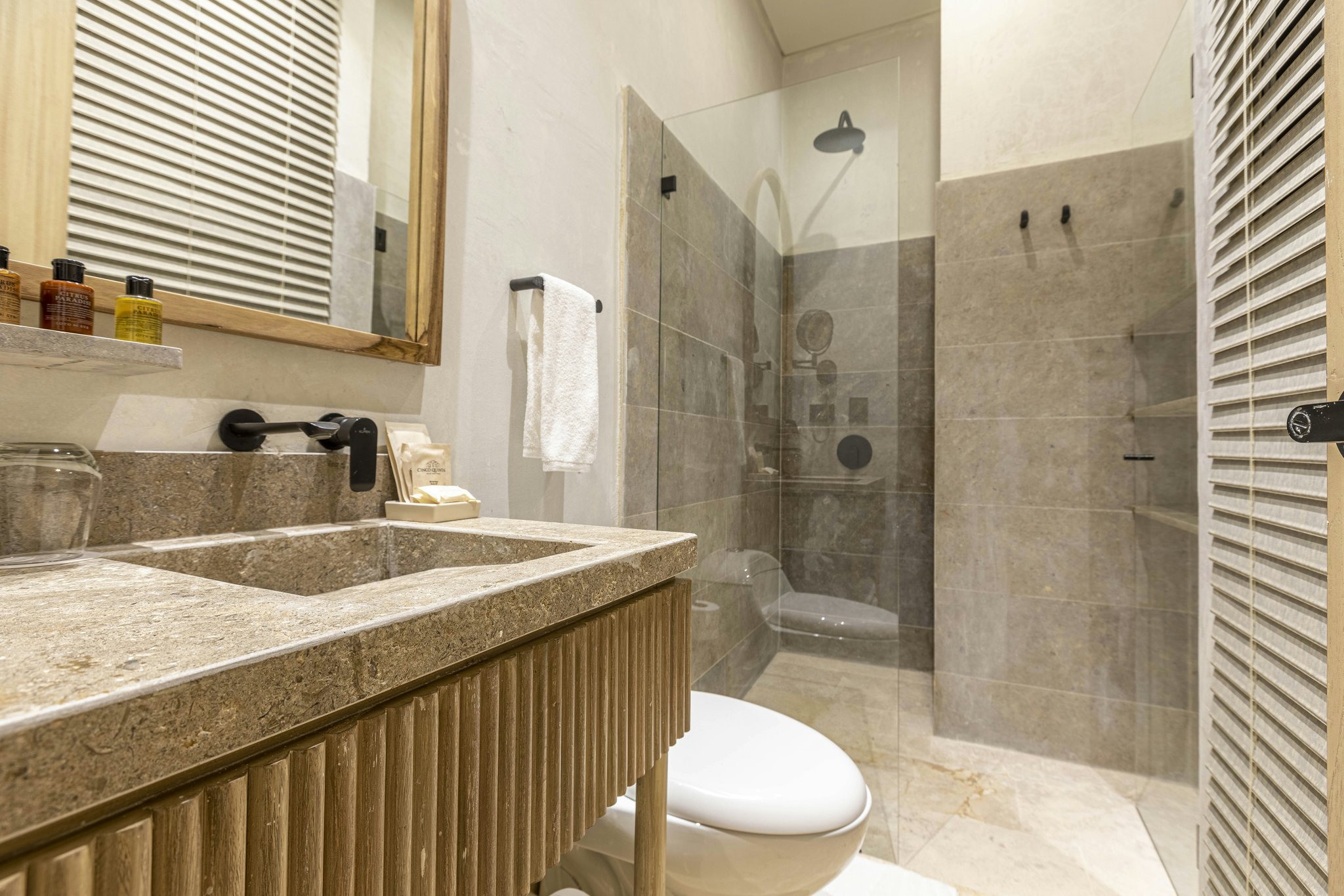 Z9p4JzEU0U2xIhZRjJBwwA_Deluxe_-_1_King_Bed_-_Bathroom_(2)_S