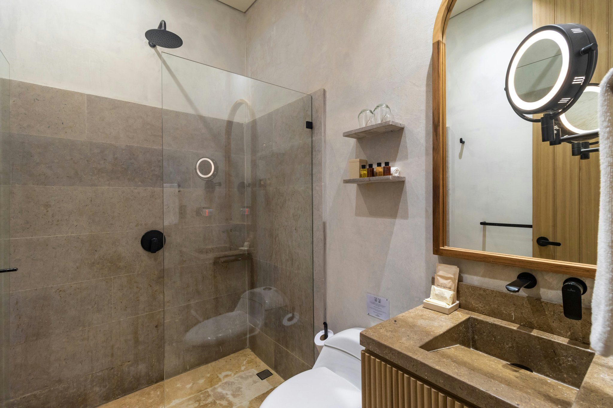 TL5s4d4j00CAwHlUgm6vVw_Deluxe_-_1_King_Bed_-_Bathroom_(1)_S