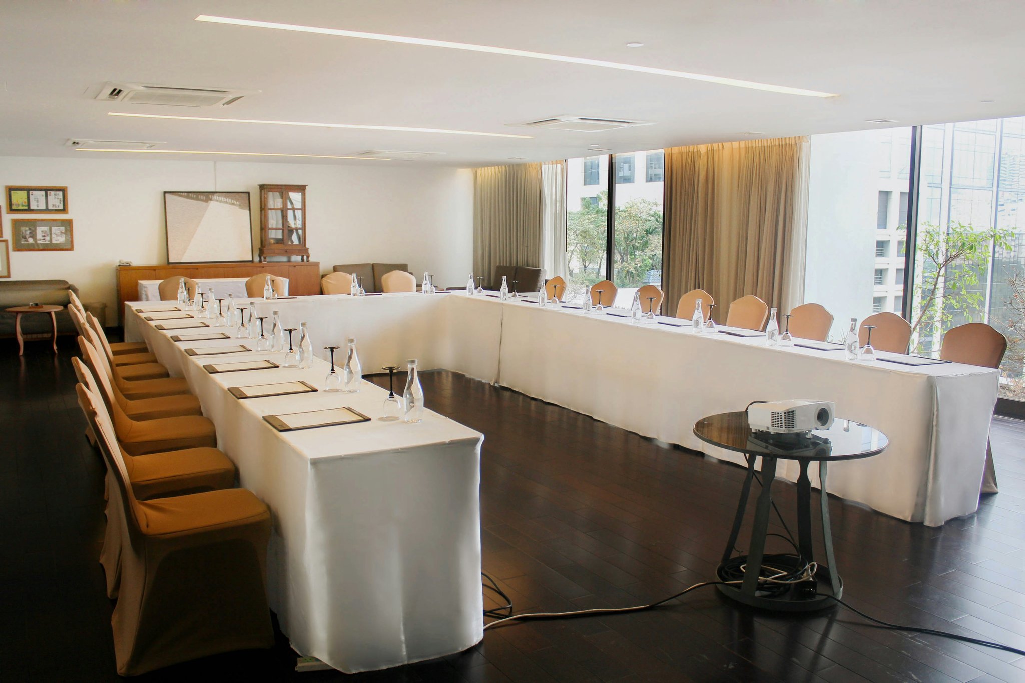 TxZy9MQcQ0CmyWPRdWtxtQ_Hansar_MeetingRoom_SuksanRoom_02_S