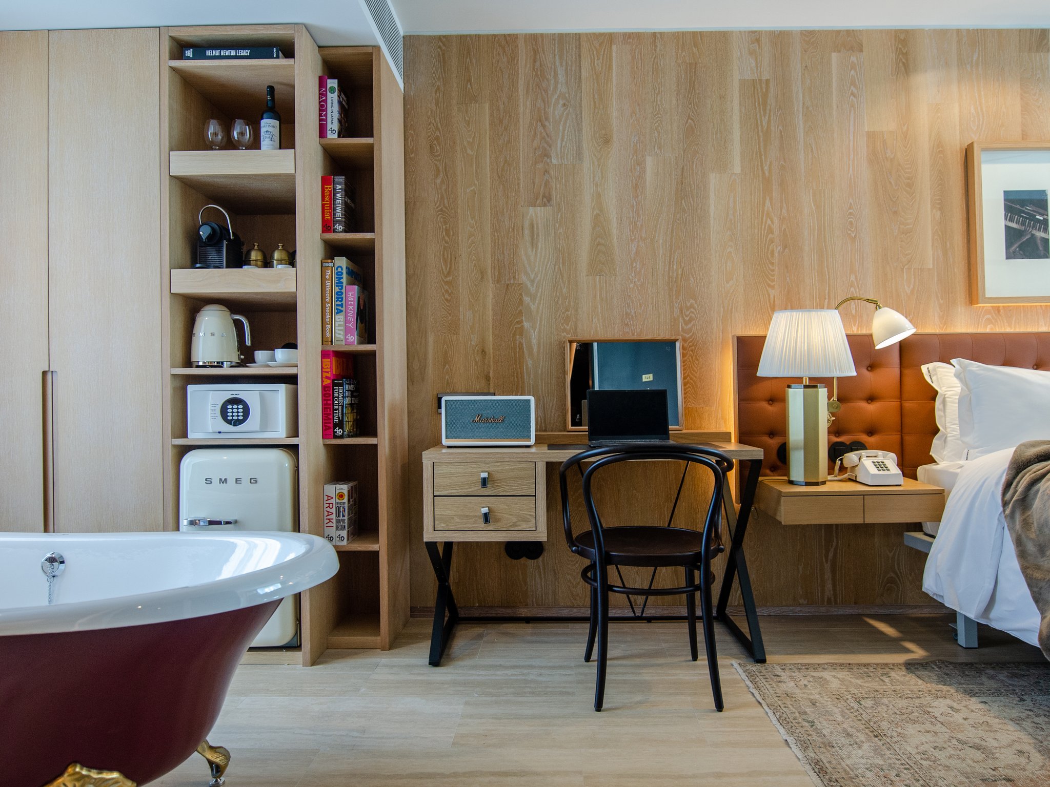 Contemporary_Junior_Suite_Room16_S