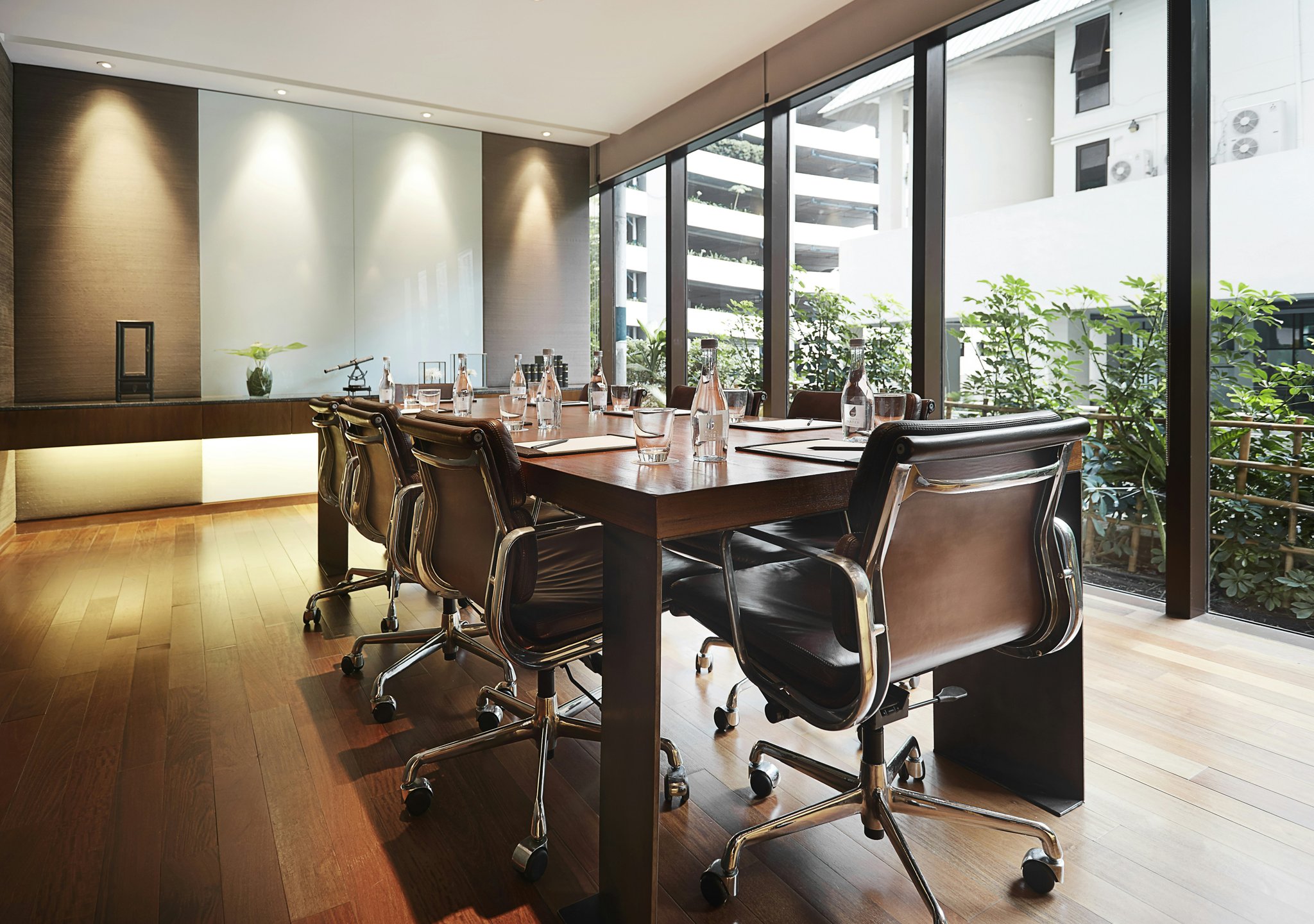 mb7NeCozzUm3UATl8TlFxg_Hansar_MeetingRoom_PrempreeRoom_01_S