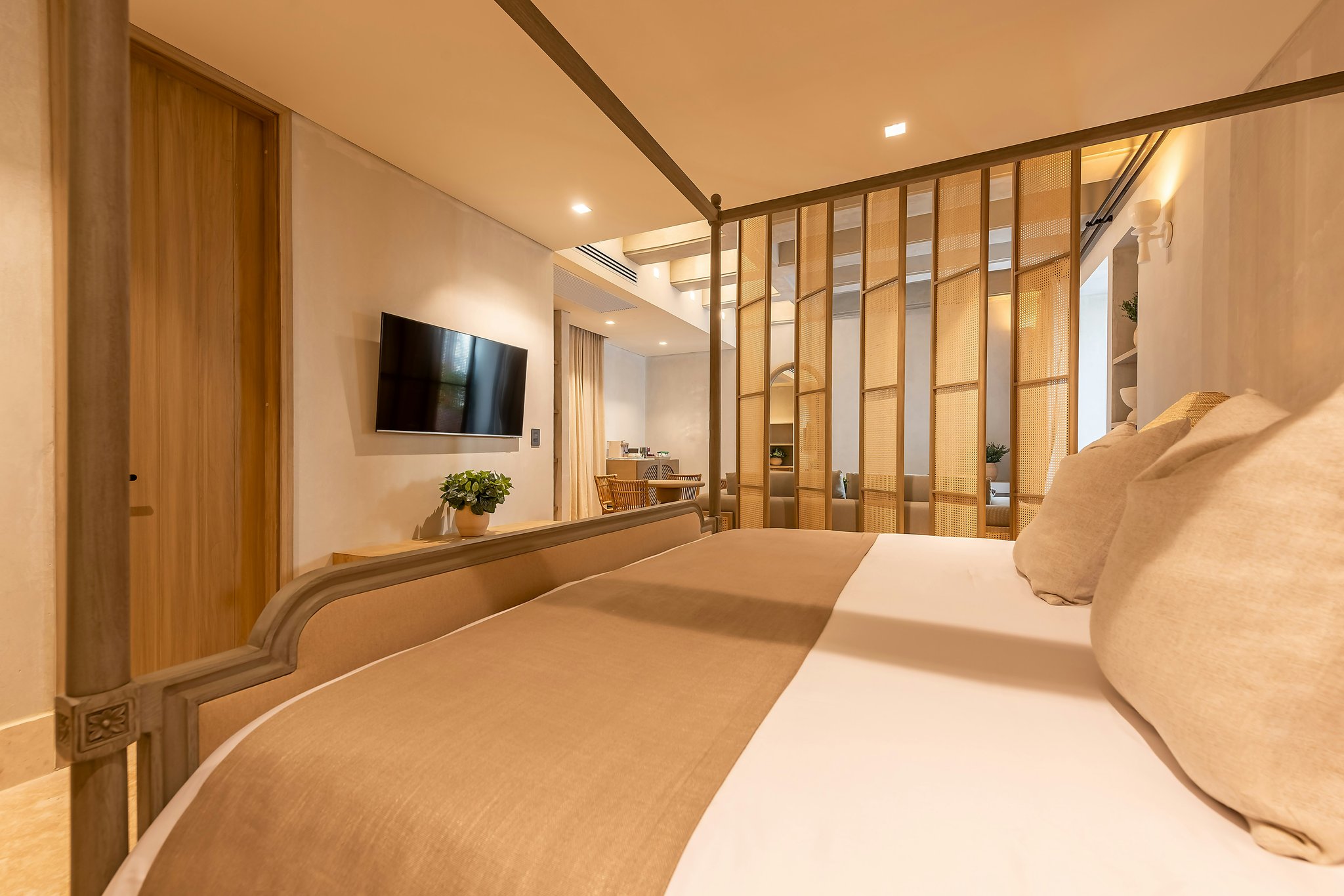 zo4sXLwMiUOIq9zhcZTrbw_Superior_Junior_Suite_-_1_King_Bed_S