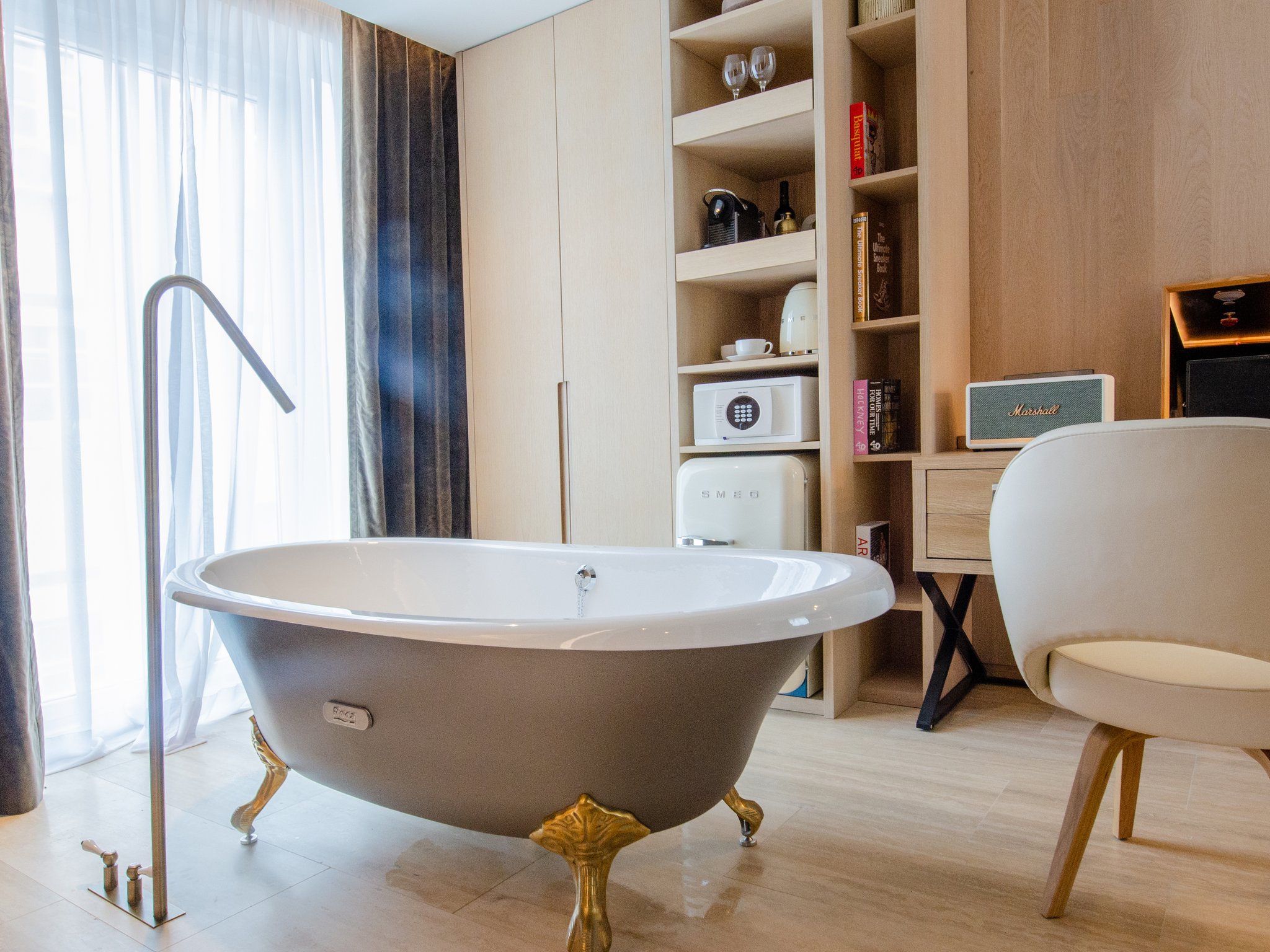 Contemporary_Junior_Suite_Room12_S