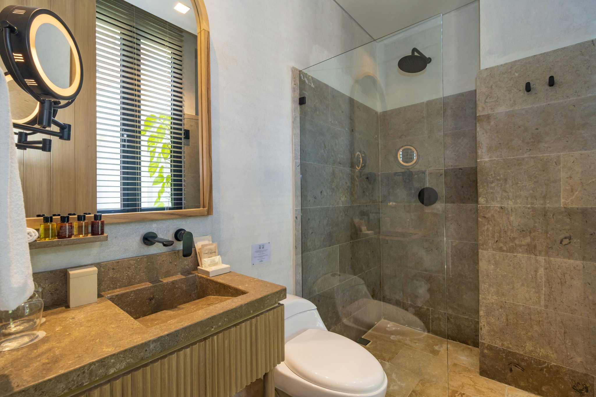 k96GQEb206ePEi80LXayQ_Deluxe_-_1_King_Bed_-_Bathroom_(3)_S