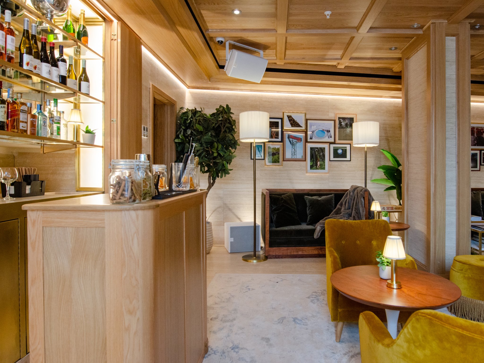 Library_and_Honesty_Bar39_S