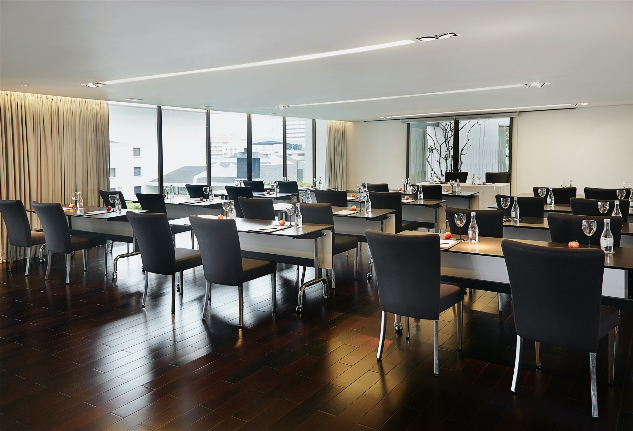 JwFDZnIqVEmbCYZoRTuFUw_Hansar_MeetingRoom_SuksanRoom_01_S