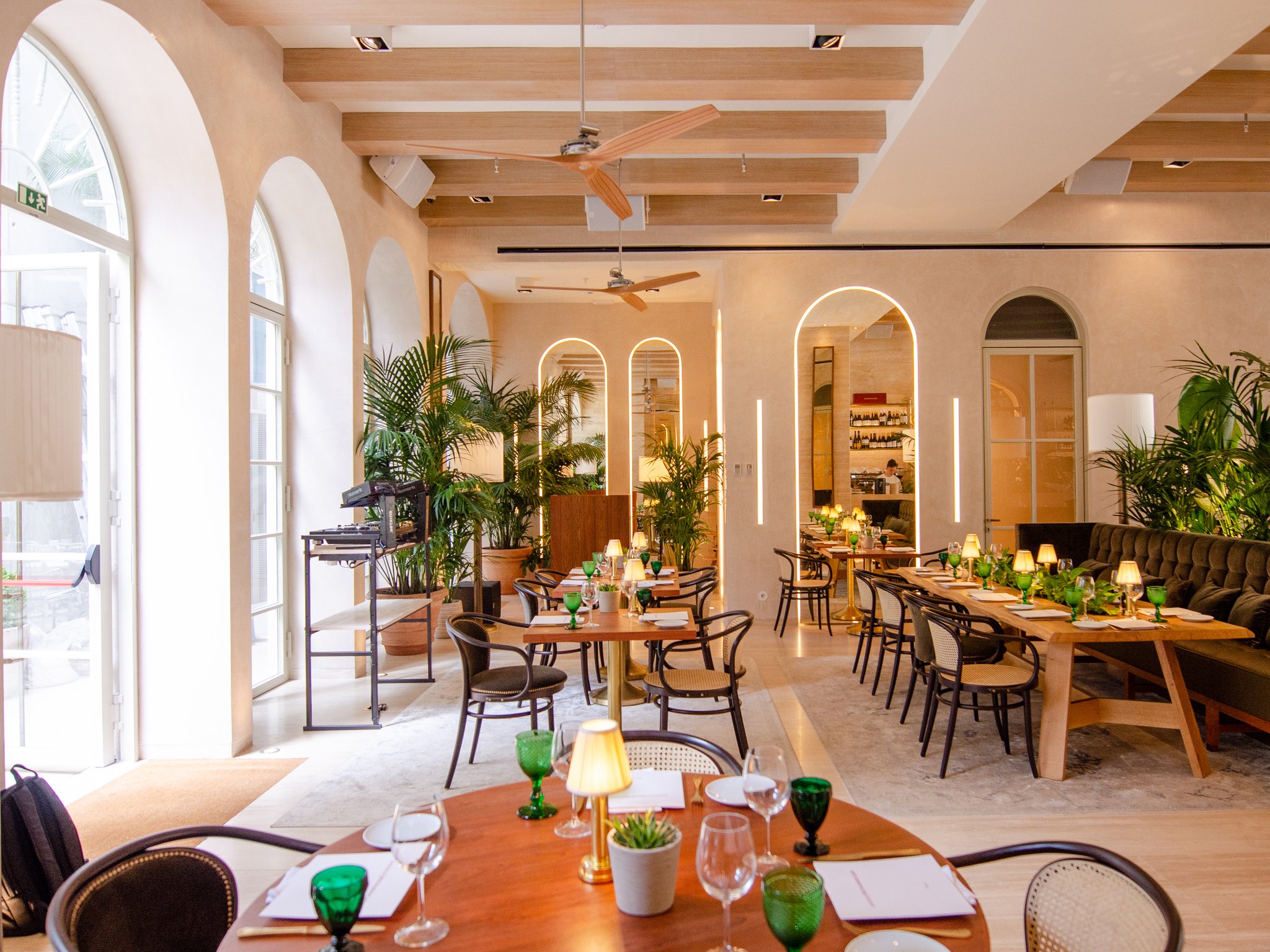 Avenida_Restaurant_and_Bar_S