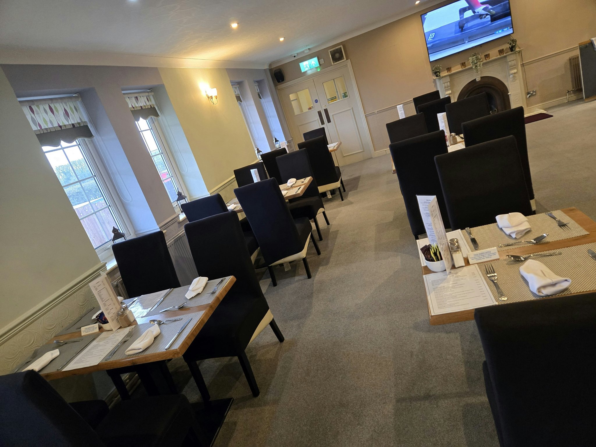 PLPaSrPxikq0Sf0Jwa6Eg_Dining_Area_1_S