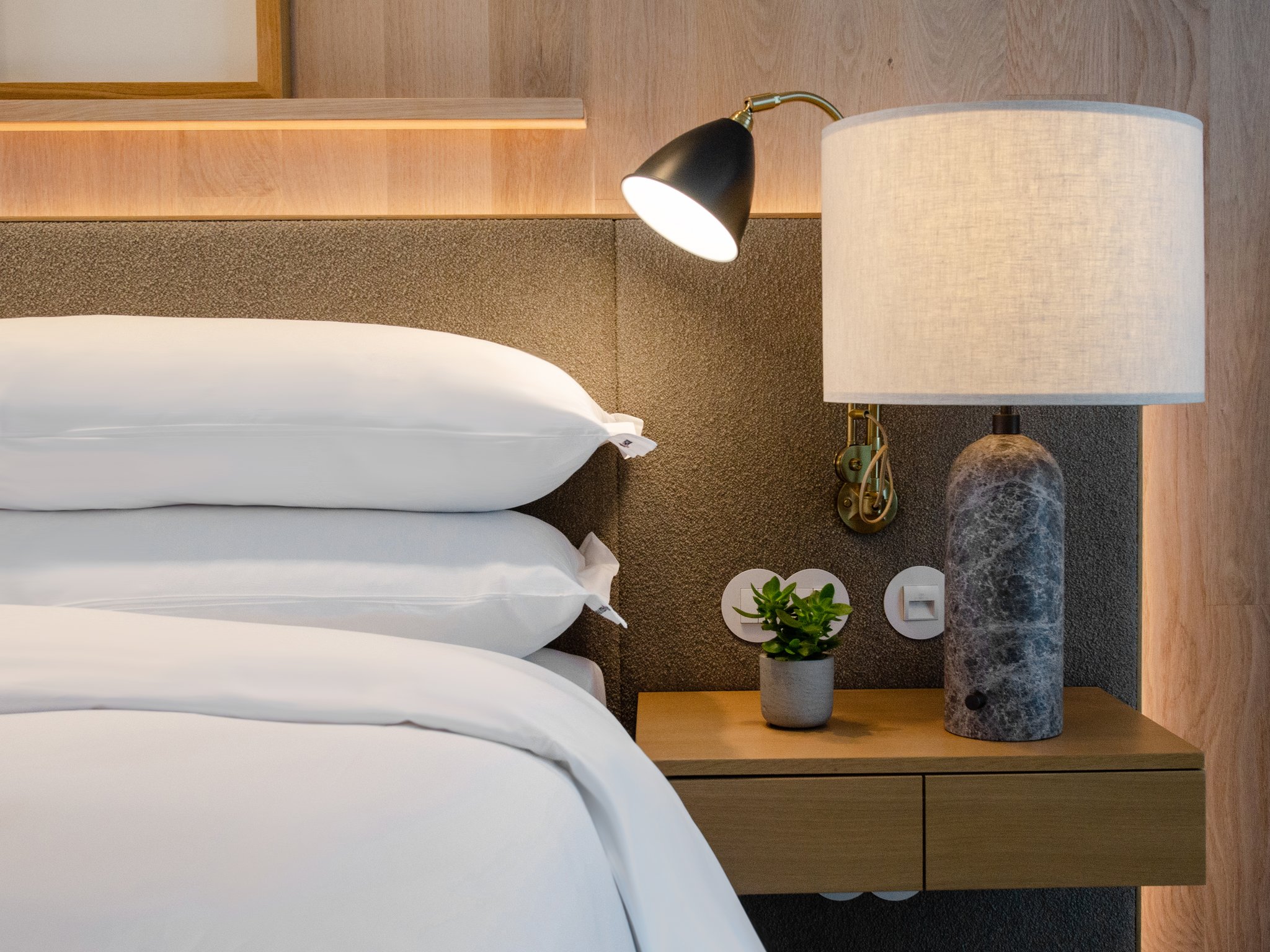 Contemporary_Junior_Suite_Room3_S