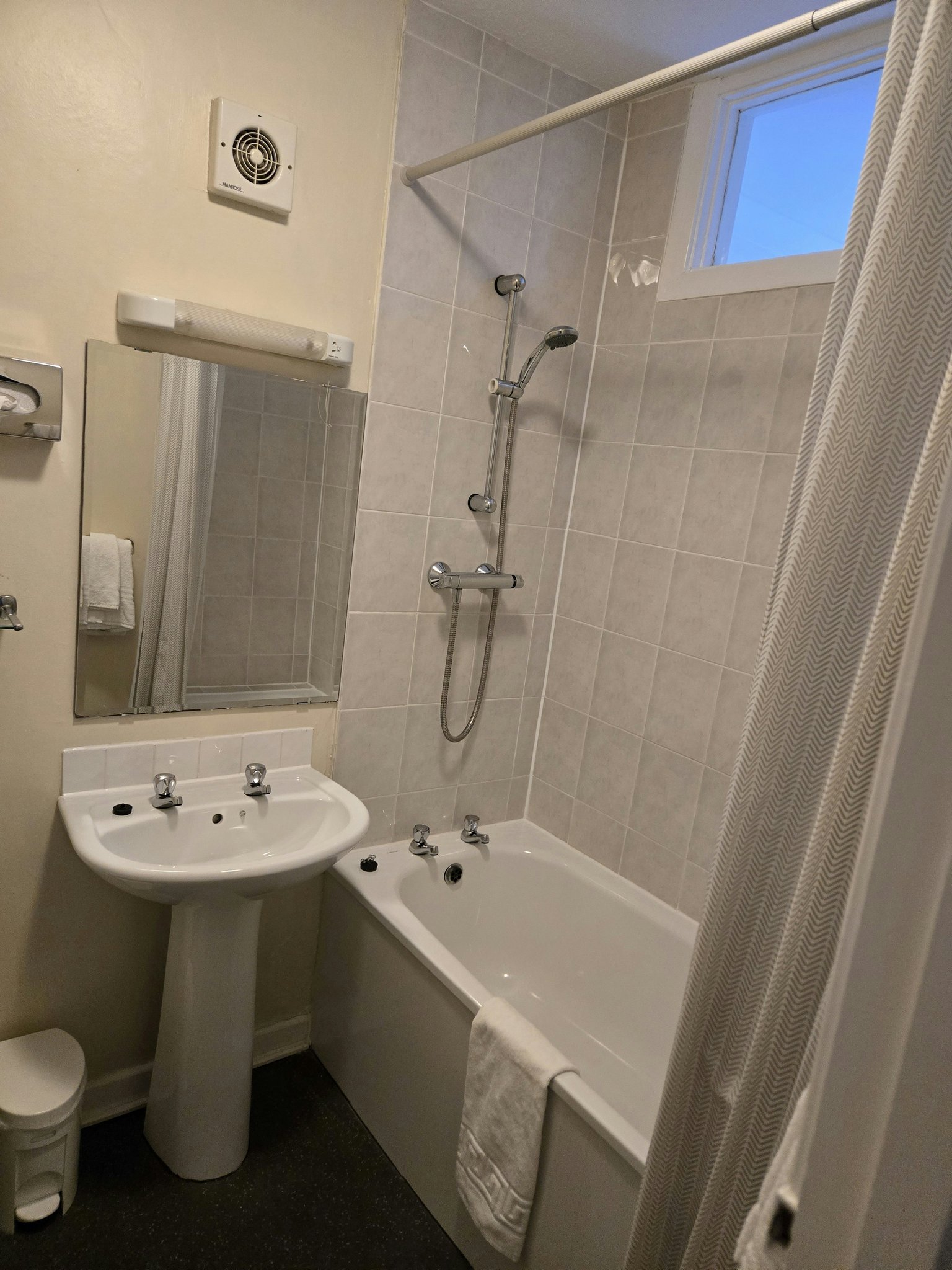 Mnl22ooStE2Q5yQ5Pucdmg_Double_room_-_Bathroom_S