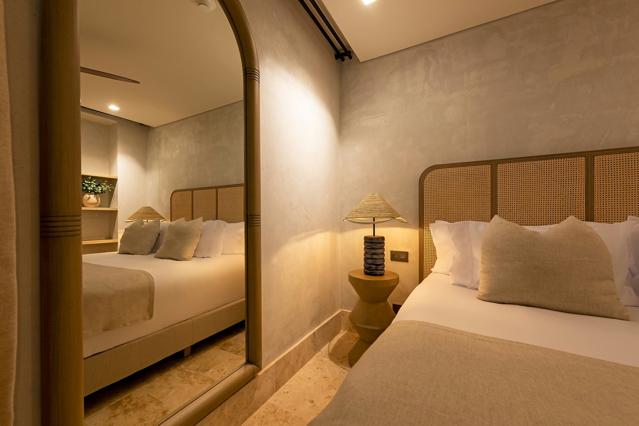 dY1JoUdWSkCKwYiY2ndkQ_Suite_-_2_King_Beds_(10)_S