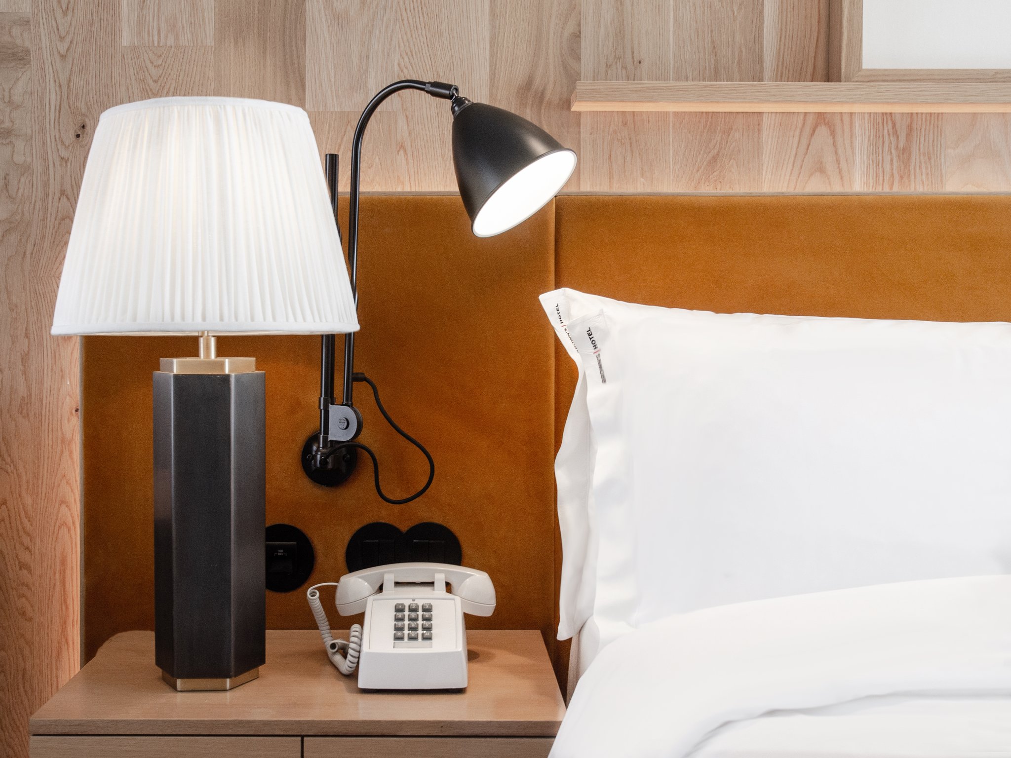 Contemporary_Junior_Suite_Room8_S