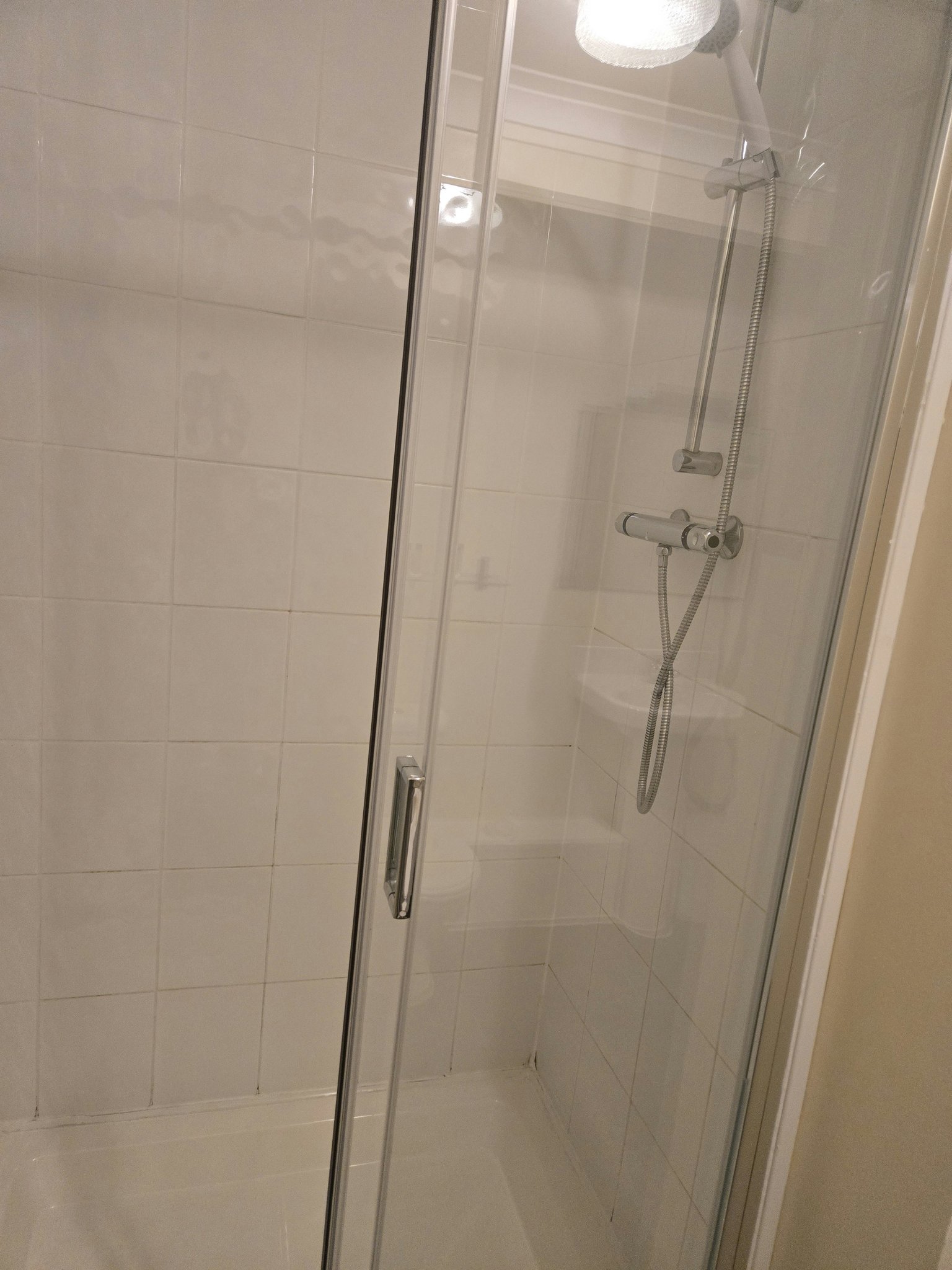 CGlfhbuW3EyCm1naj2EG0Q_Family_Room_-_Bathroom_S