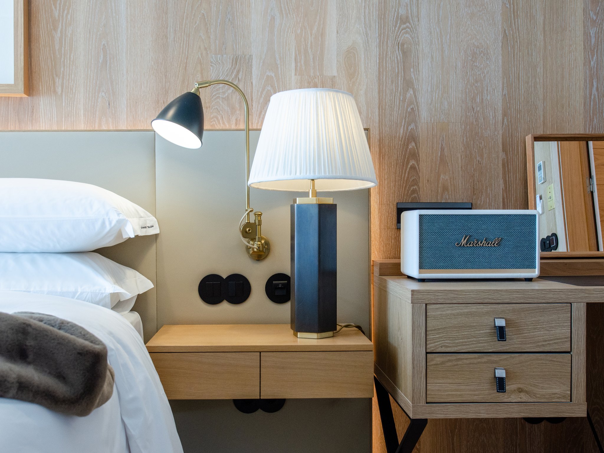 Contemporary_Junior_Suite_Room17_S