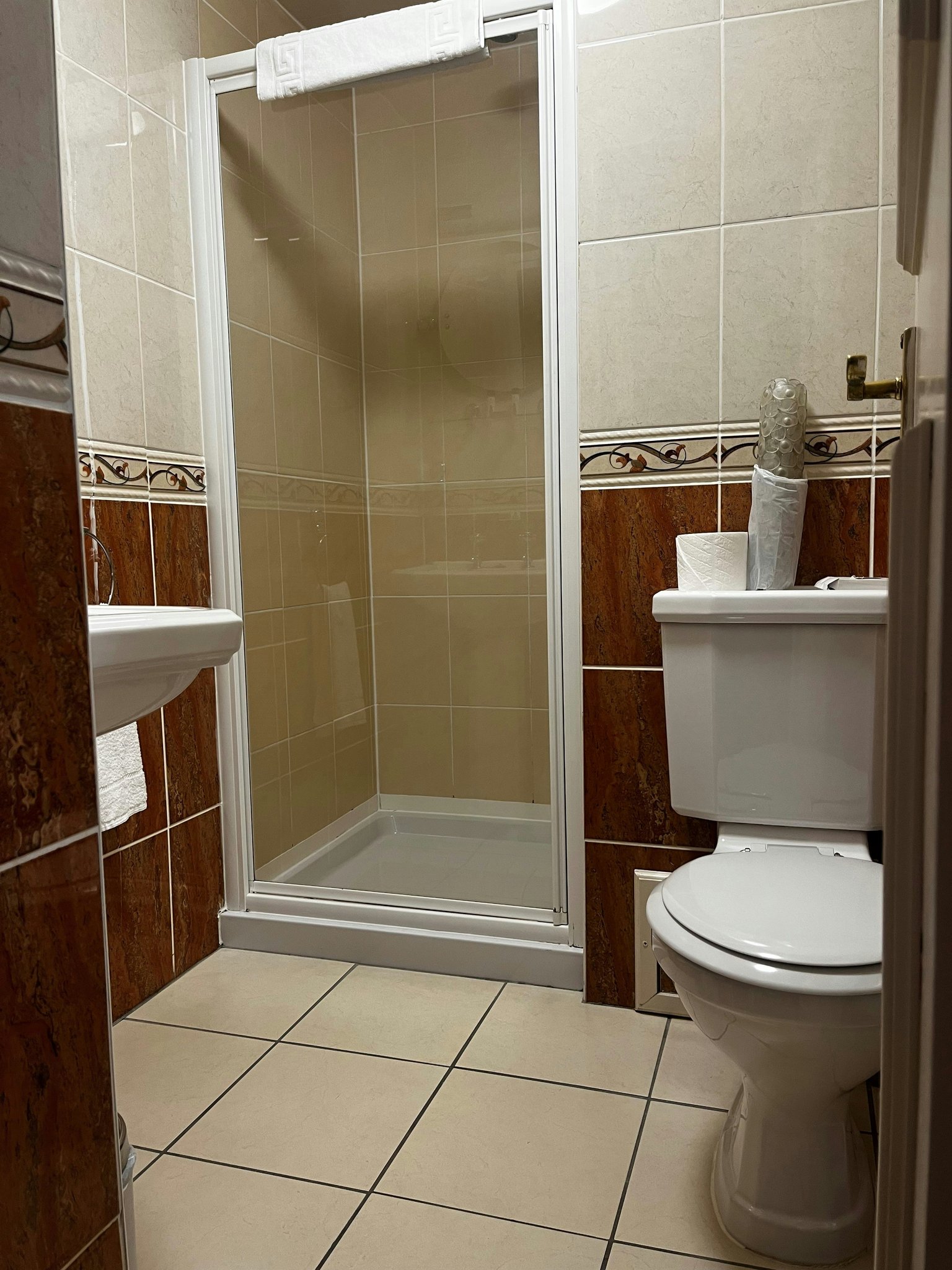 owEJYj4QES97hd36kBg_rear_twin_bathroom_S