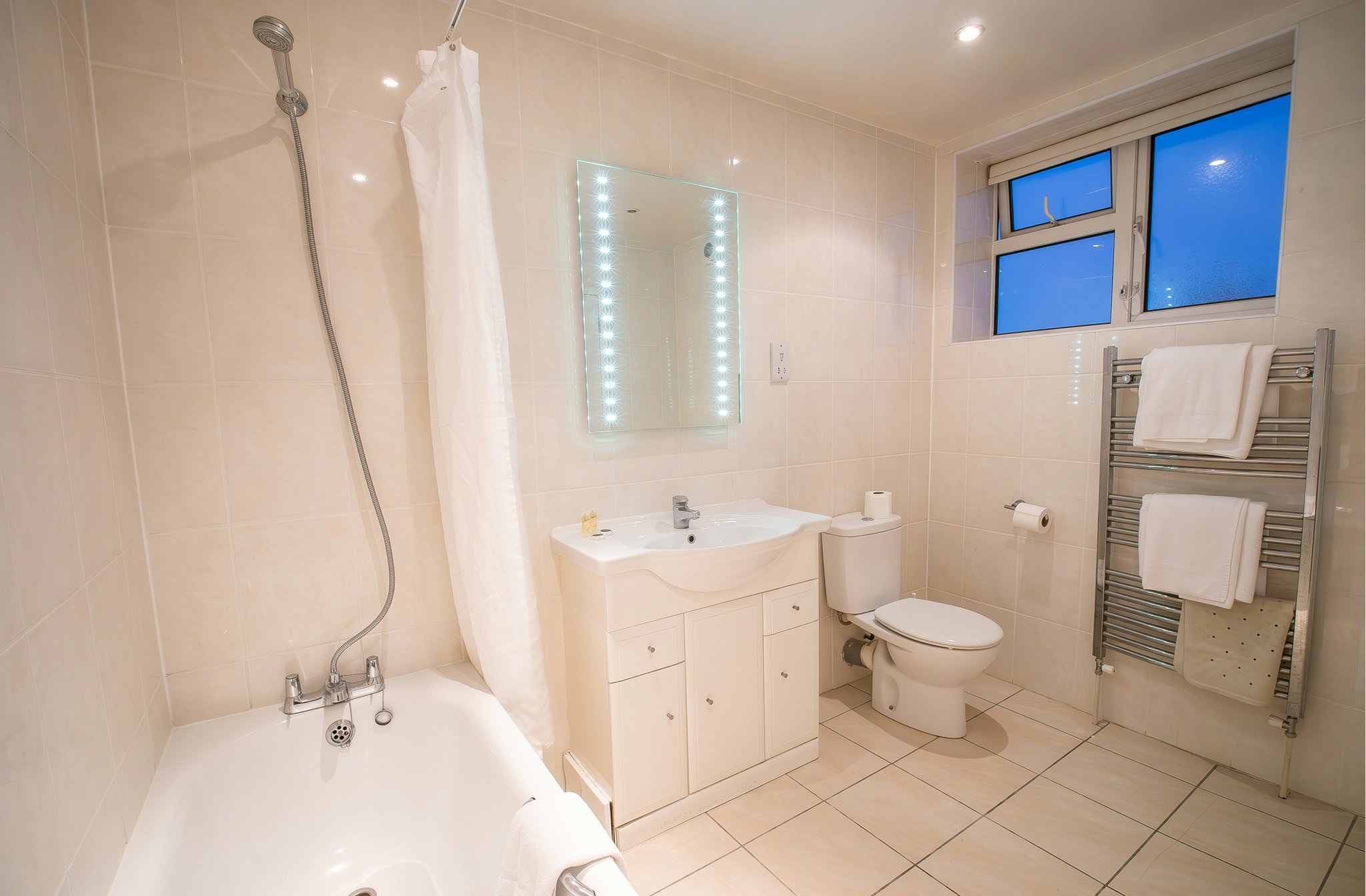 Z5MhgdU77EKGJ7aWtygtJA_Bathroom_(2)_S