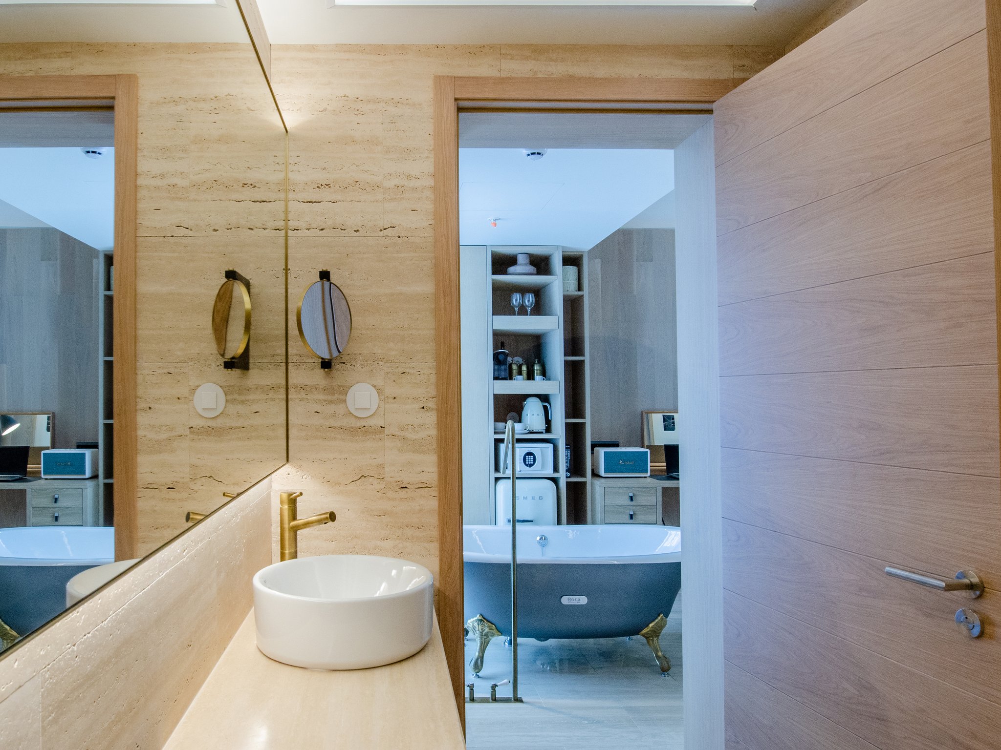 Contemporary_Junior_Suite_Room_Bathroom13_S