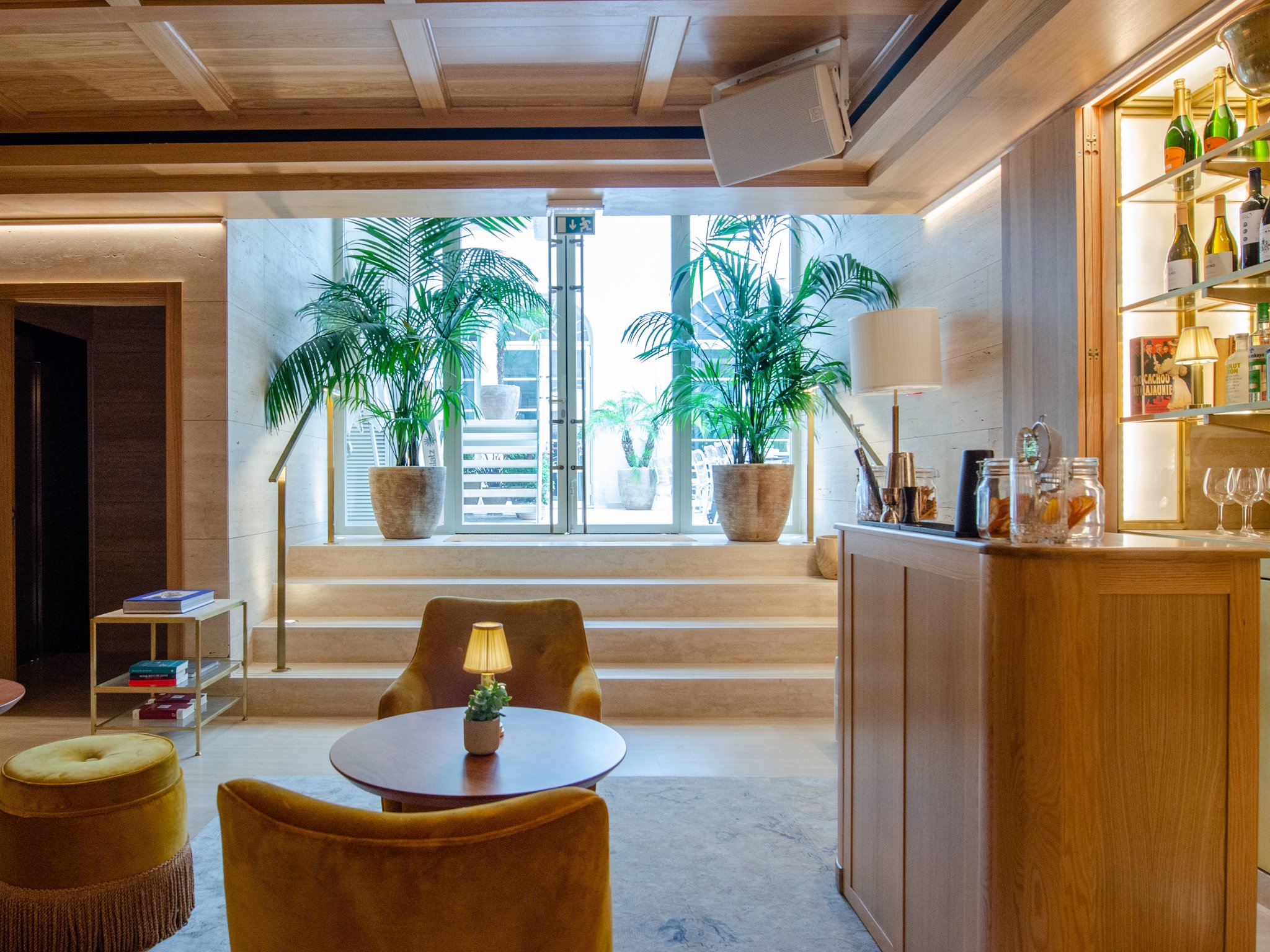 Library_and_Honesty_Bar37_S