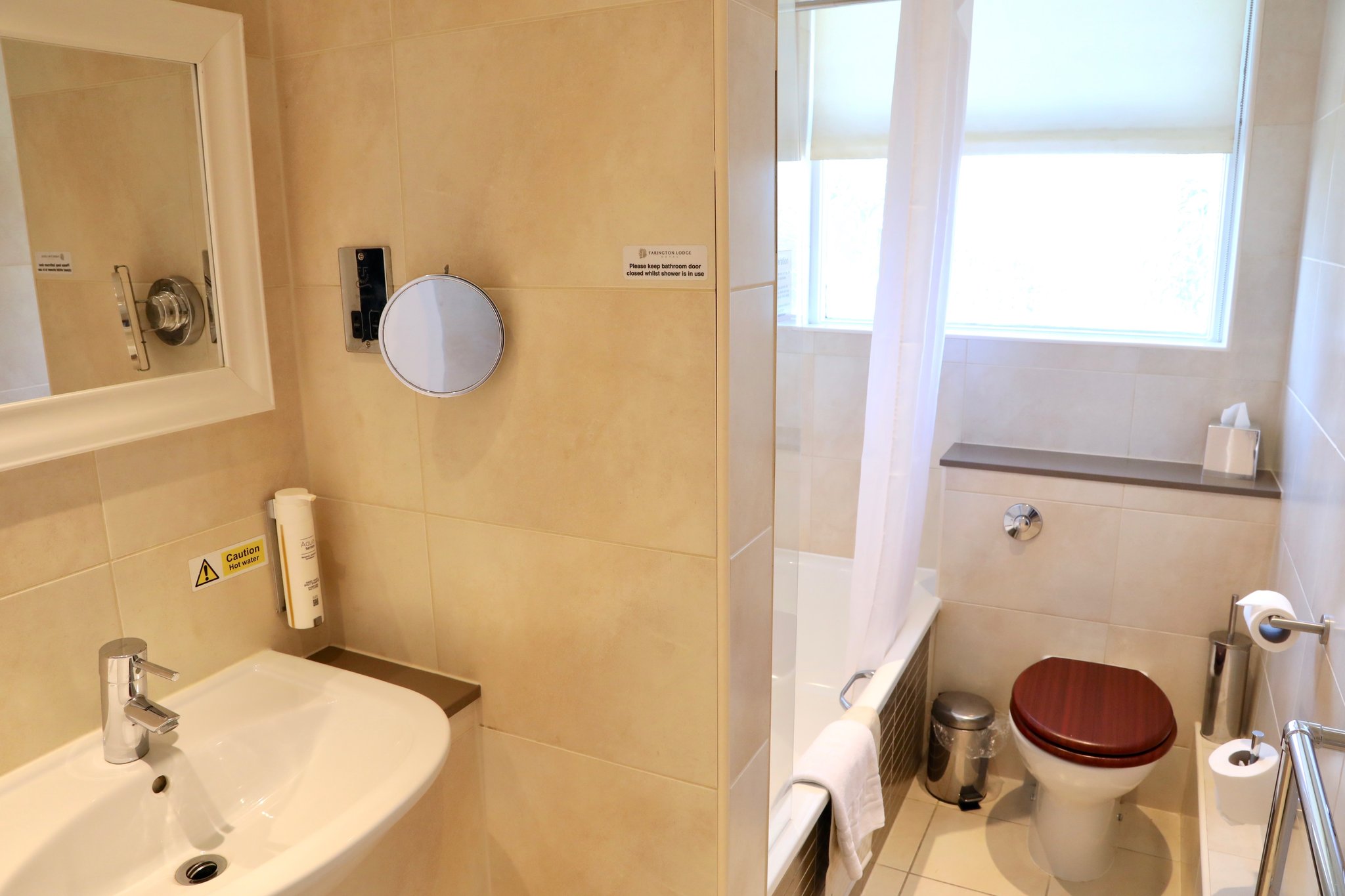 C5k0qTS5BEe3cMGoHfFCHw_Classic_Twin_Bathroom_Room_9_S