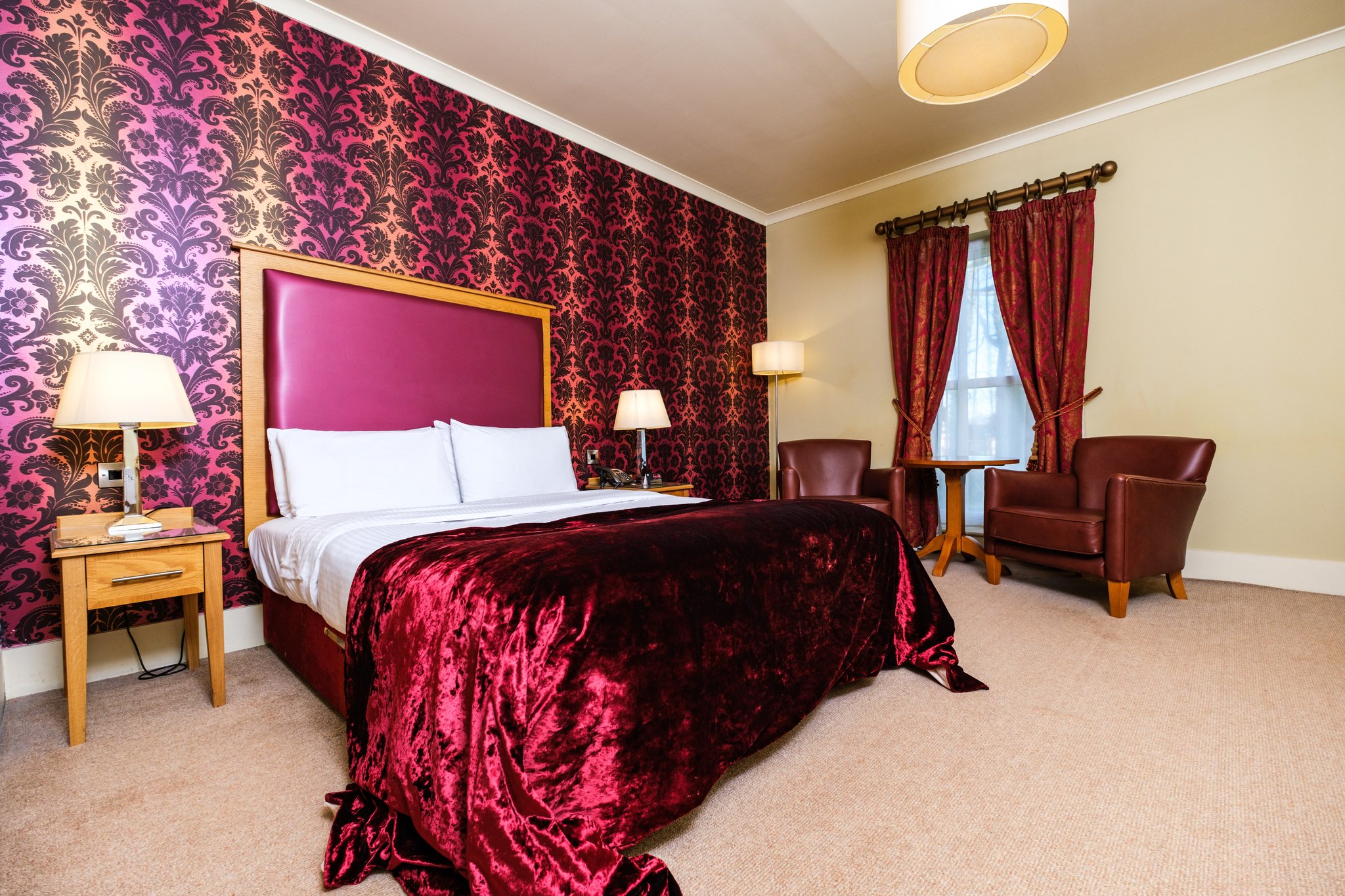 NYy7LzUmCEC663cTxtTJcg_Executive_Double_Red_Room_S