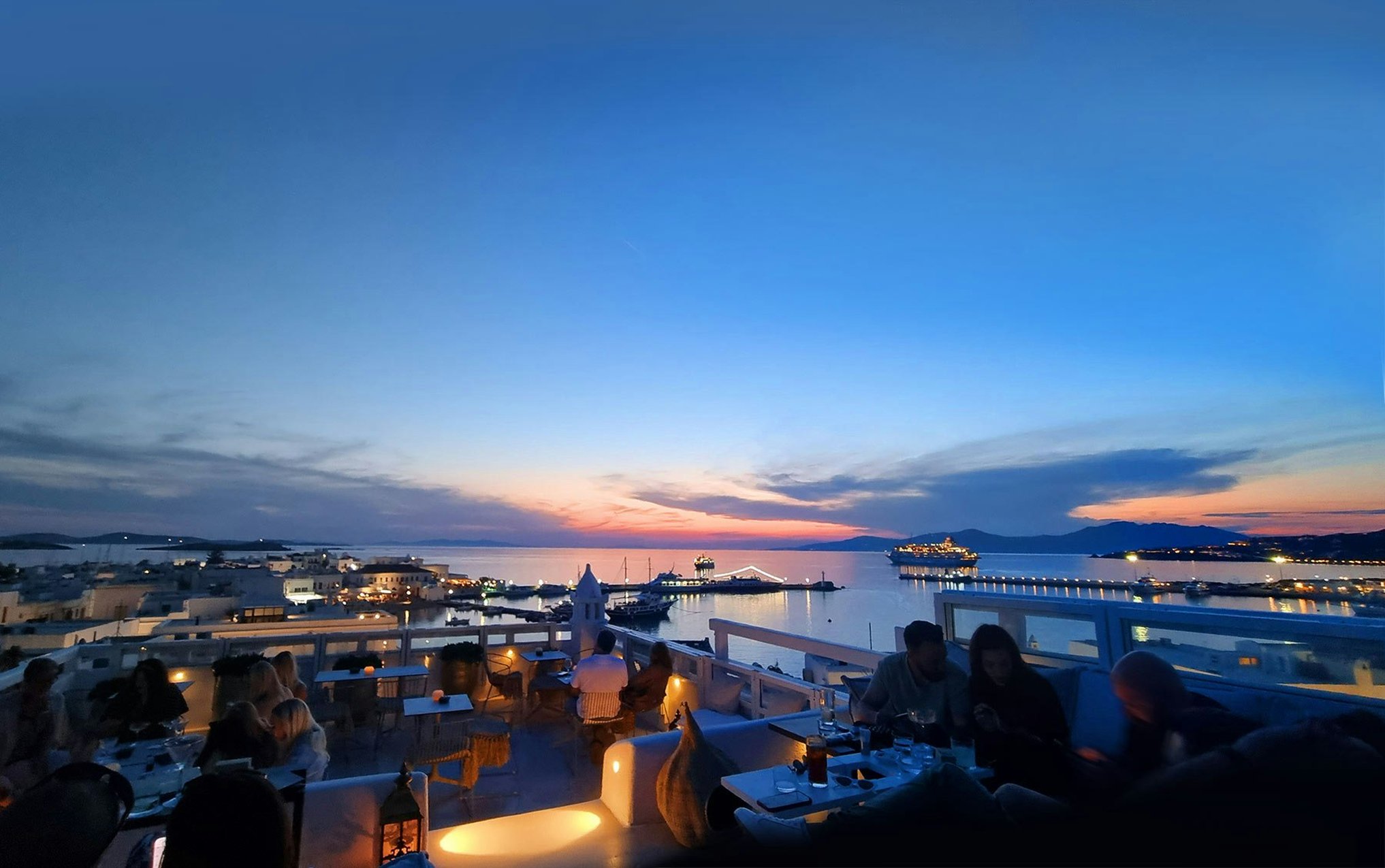 zDvHpJhjUUO3qOYGZMPwrg_SKYBAR-the-TownHouse-Mykonos1_S