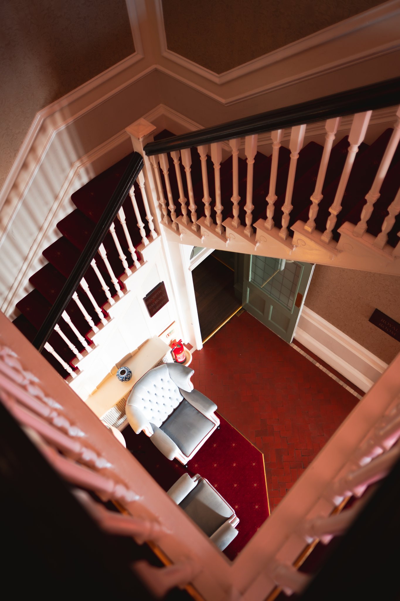 wAJ0ntq0D0OyPeBCVi61bQ_Farrington_Staircase_S