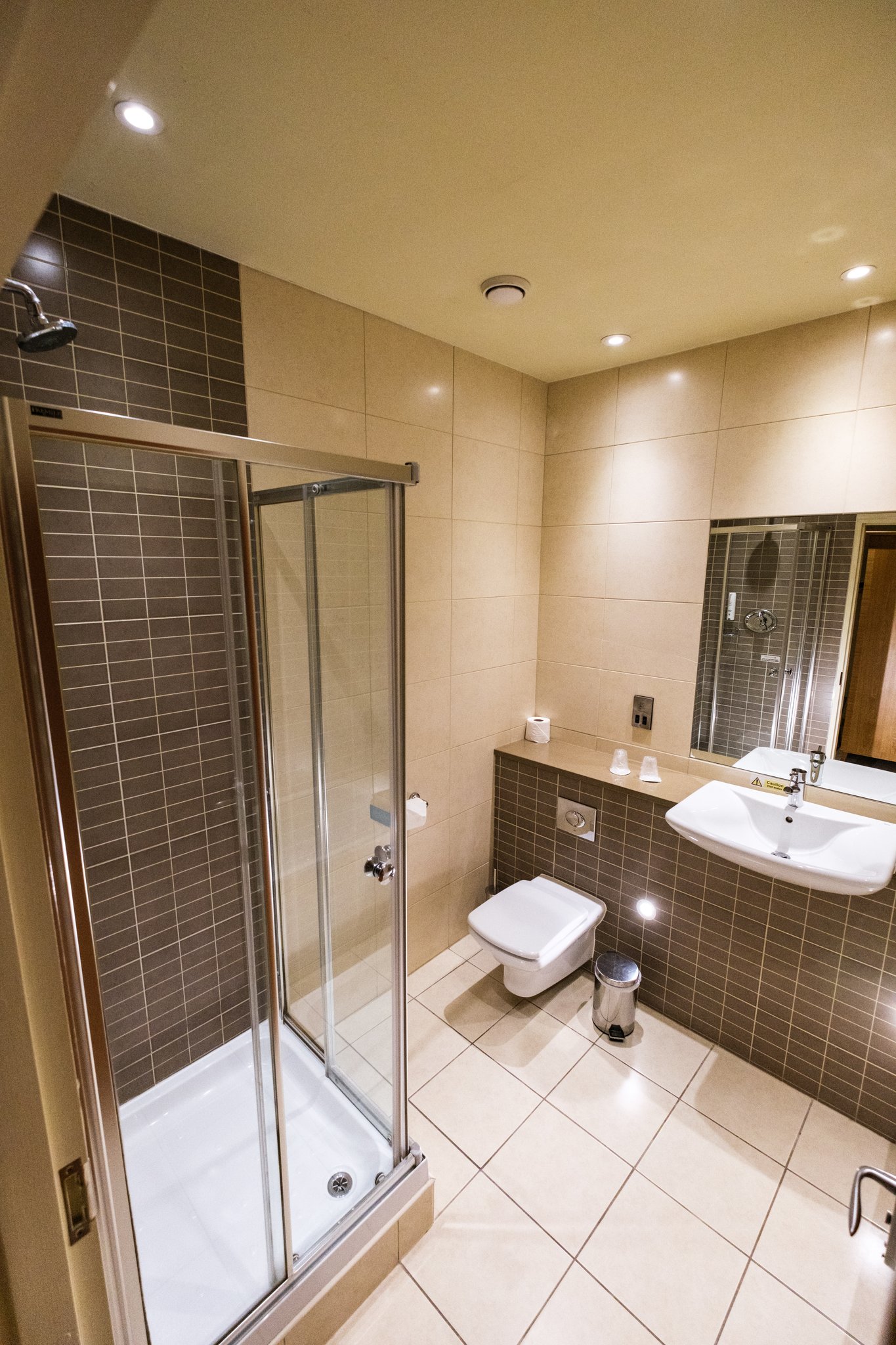 j6pn2QLCEadrozkdPeXew_Executive_Room_Shower_S