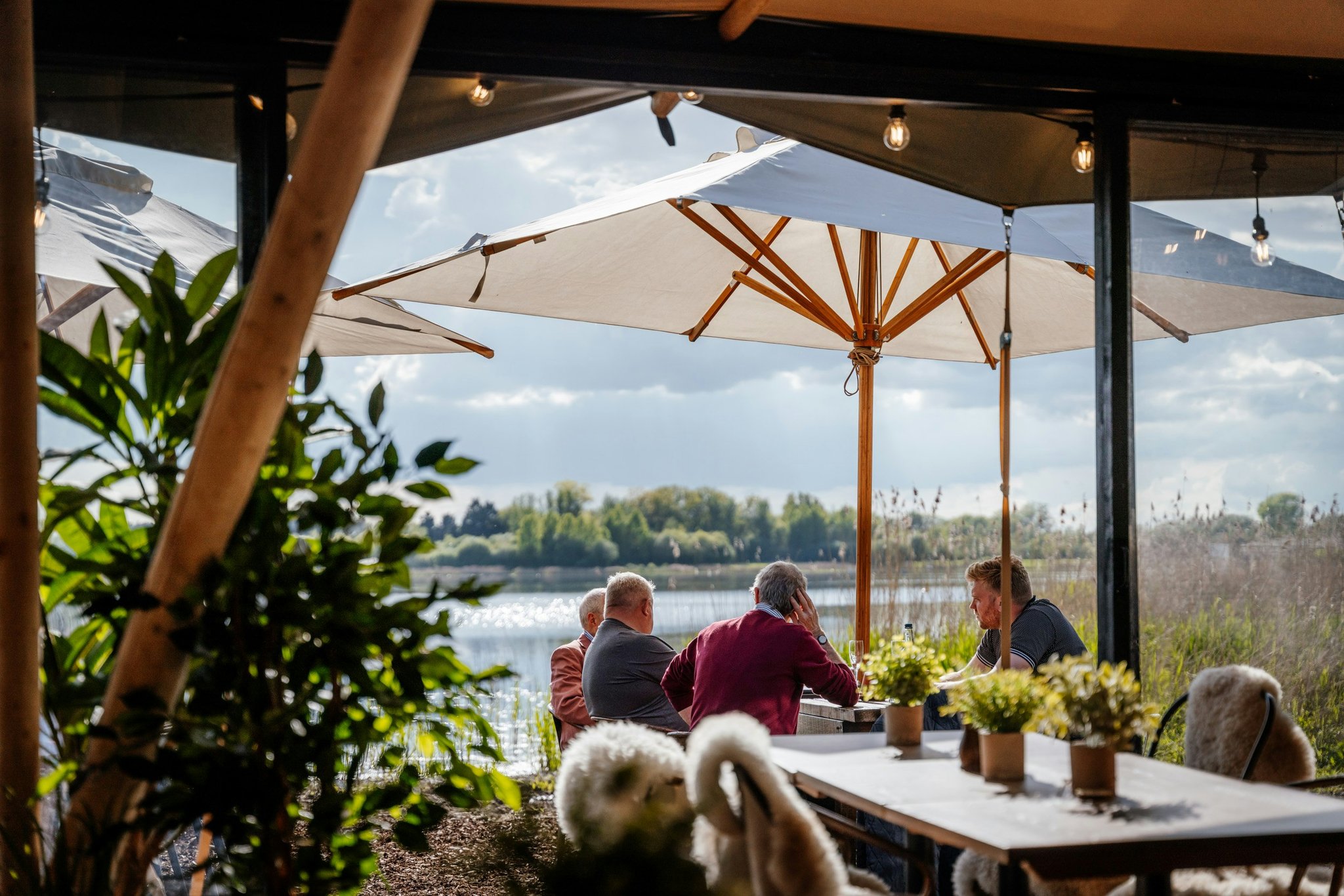 lp43wglk0EKozN2sQh2AQ_The_Lakes_Bar_and_Kitchen_(1)_S