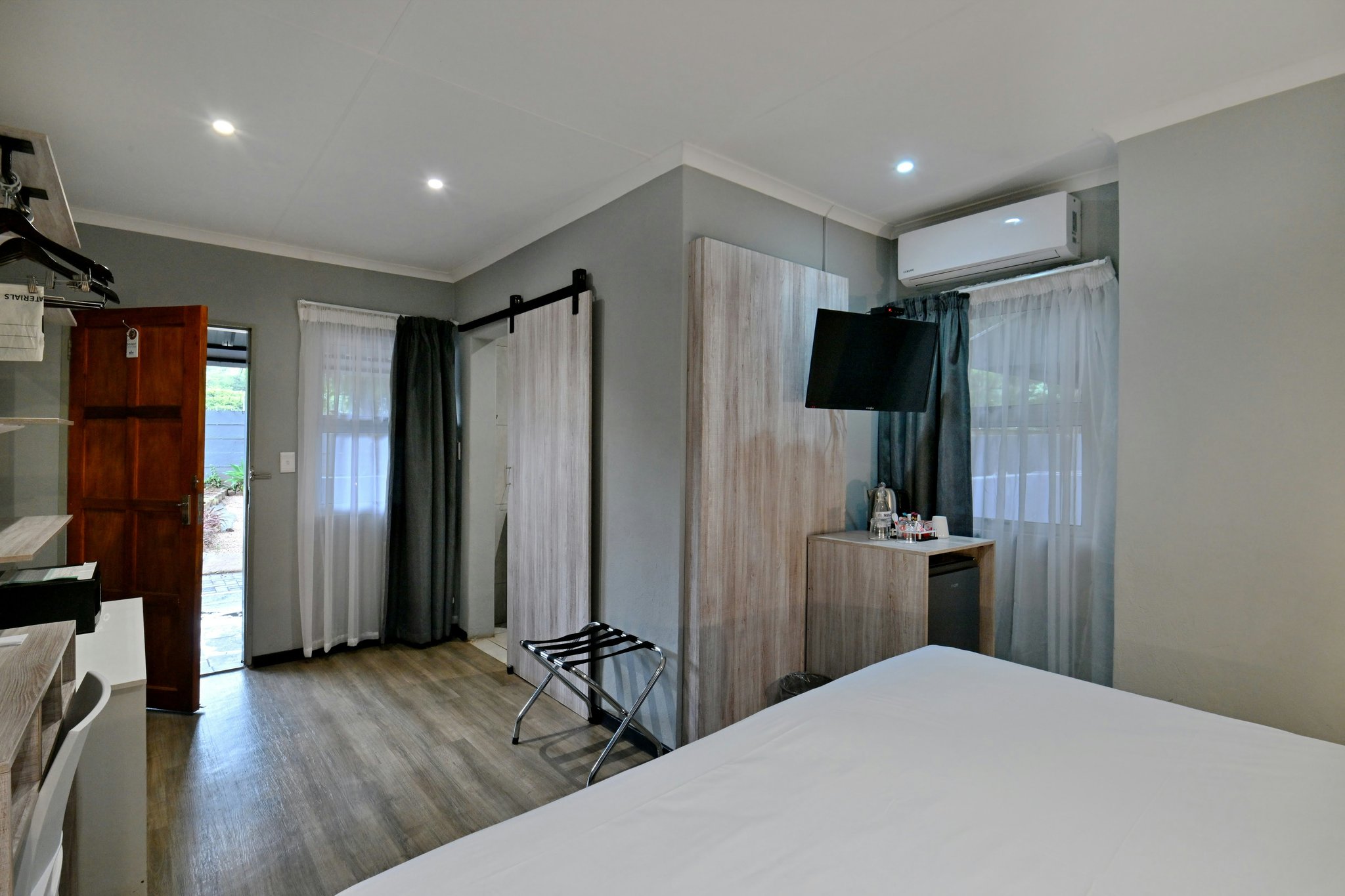 6EMPMeveSUOfl0no5uGQ_Room_409_executive_(6)_S