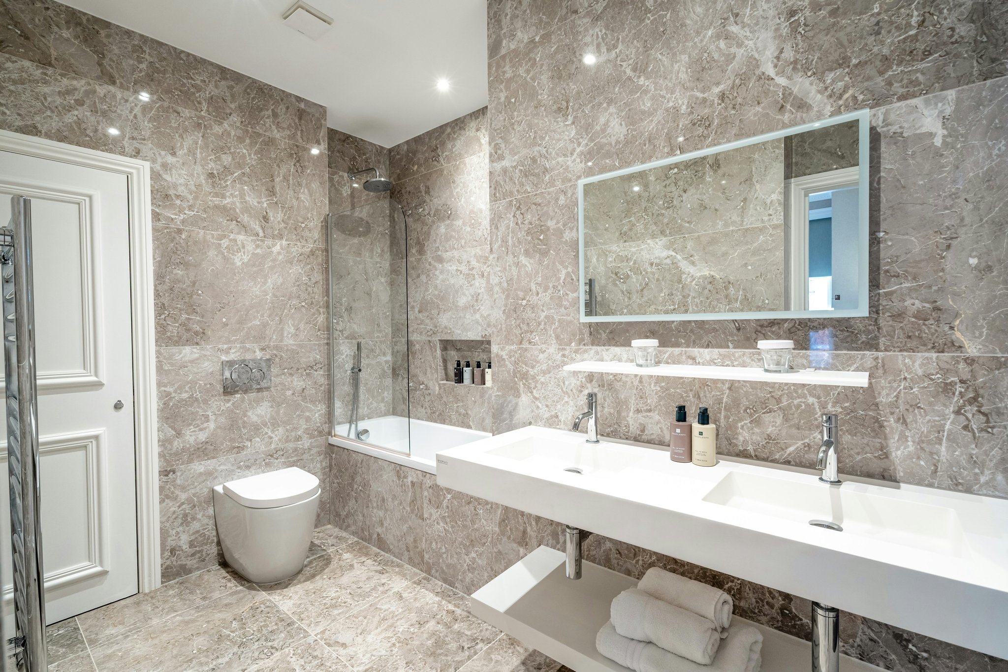 hR2IJW2mekieoQUTa5epAg_Bathroom_2_(HD)_S