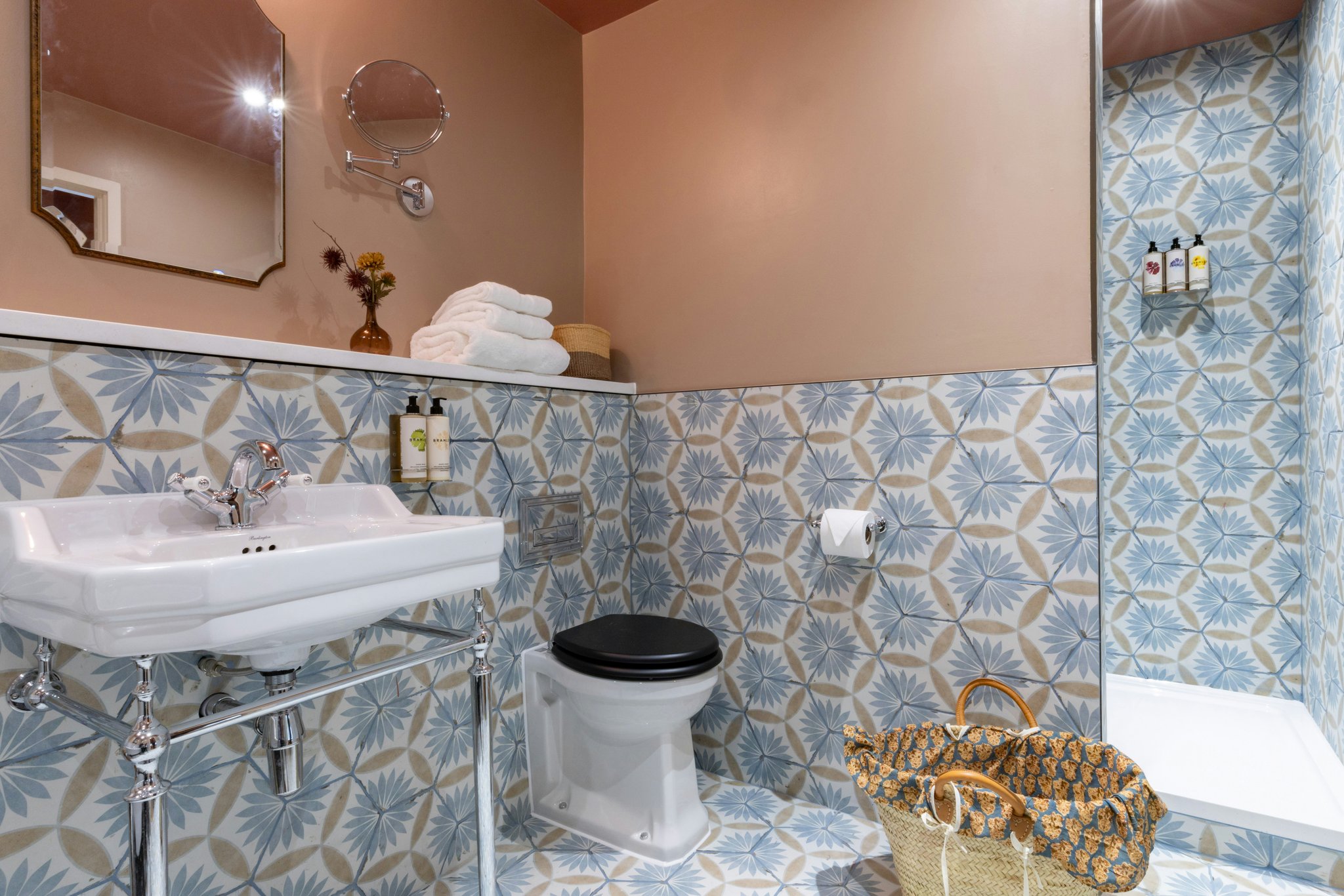 qTEDcHEok64DaTJcfMSug_Luxe_Bathroom_(9)_S